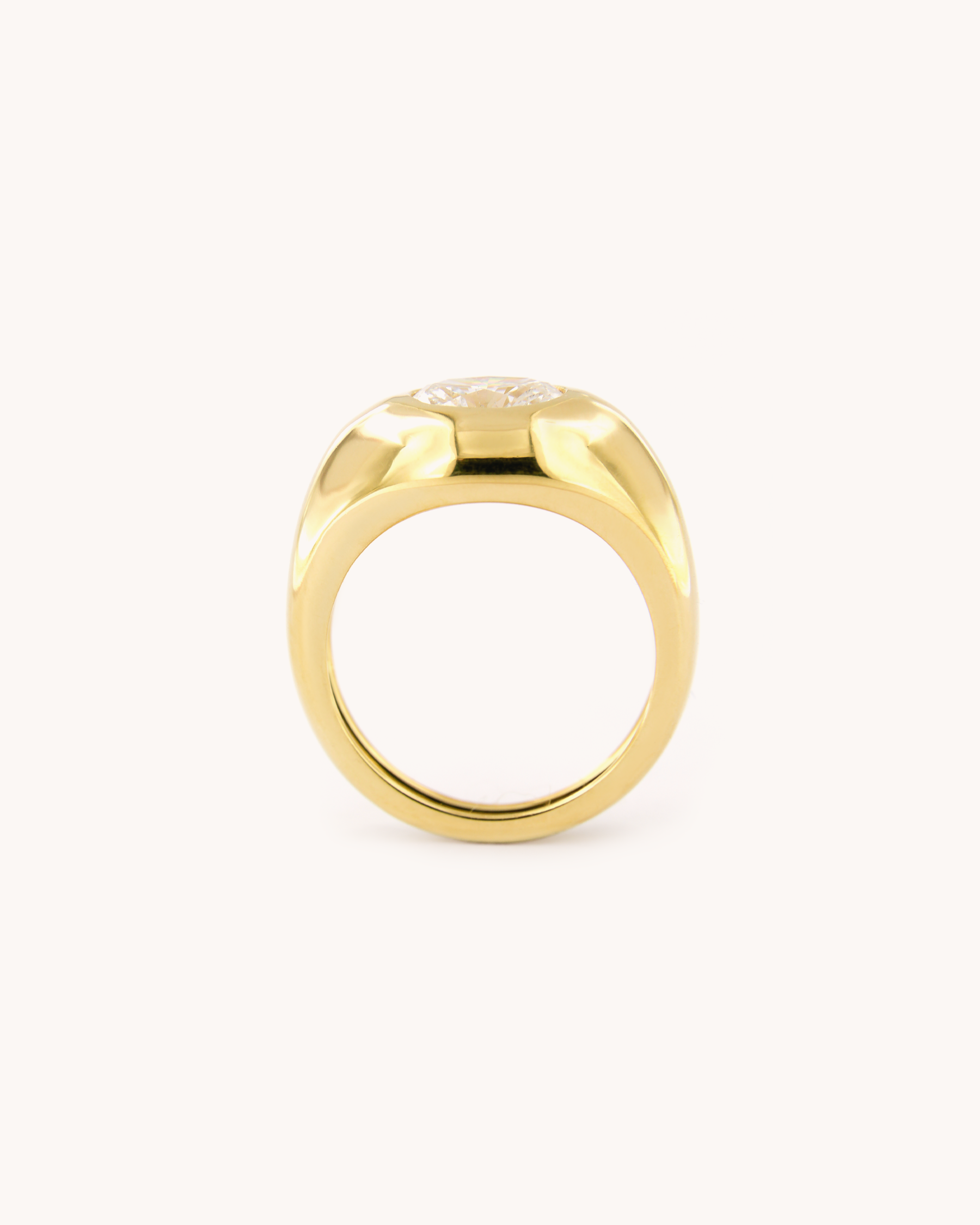 Anello chevalier in oro giallo 18k con diamanti certificati IGI