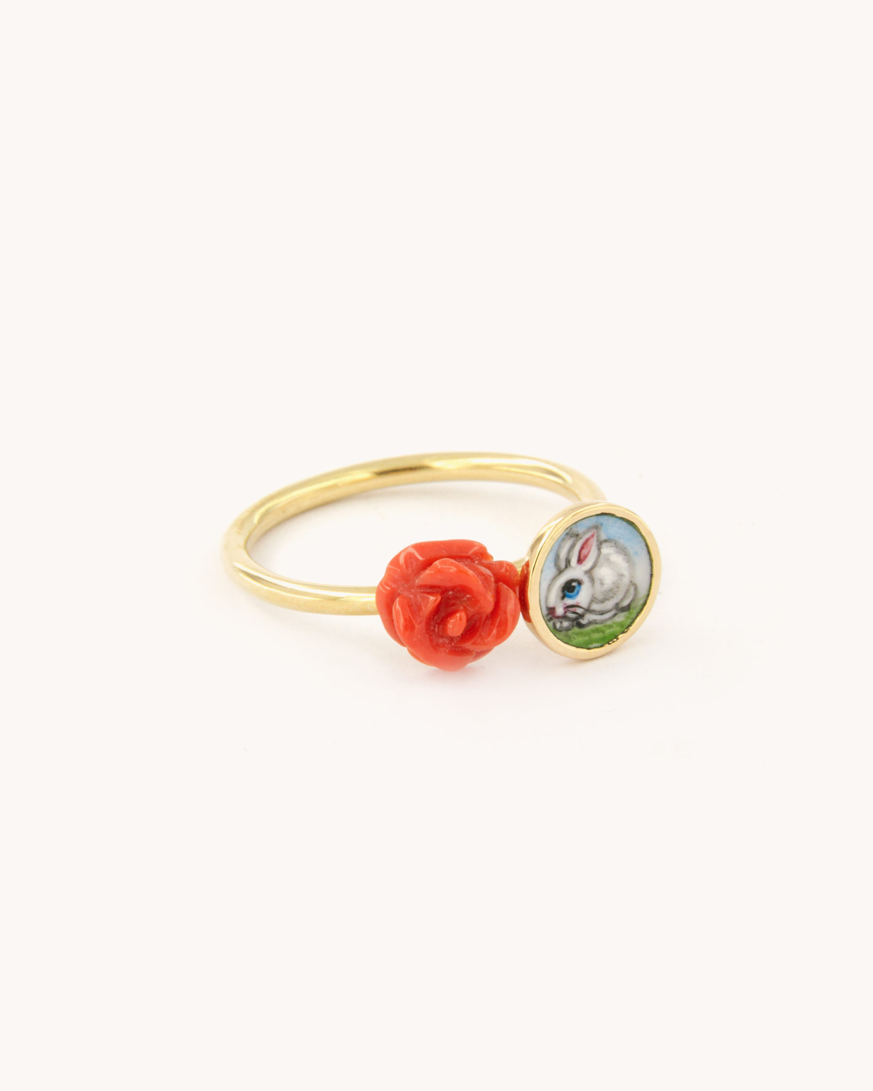 Anello in oro giallo 18 carati con coniglietto in smalto a fuoco dipinto a mano e corallo rosso scolpito a fiore