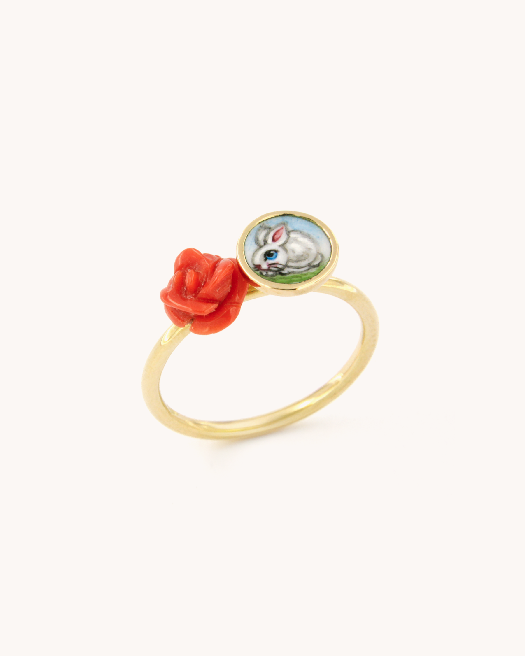 Anello in oro giallo 18 carati con coniglietto in smalto a fuoco dipinto a mano e corallo rosso scolpito a fiore