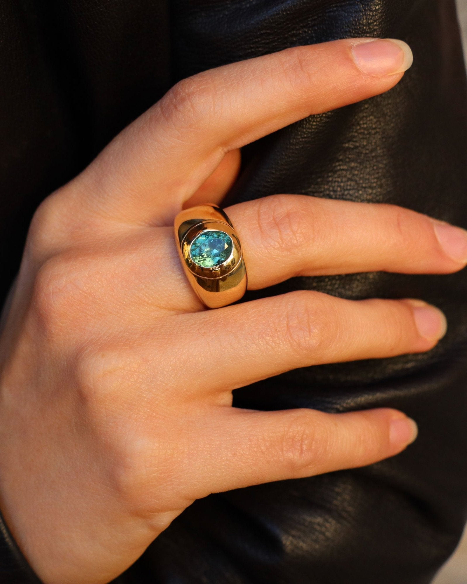 Anello a cupola in oro giallo 18 carati con tormalina mint taglio ovale – Merù Gioielli