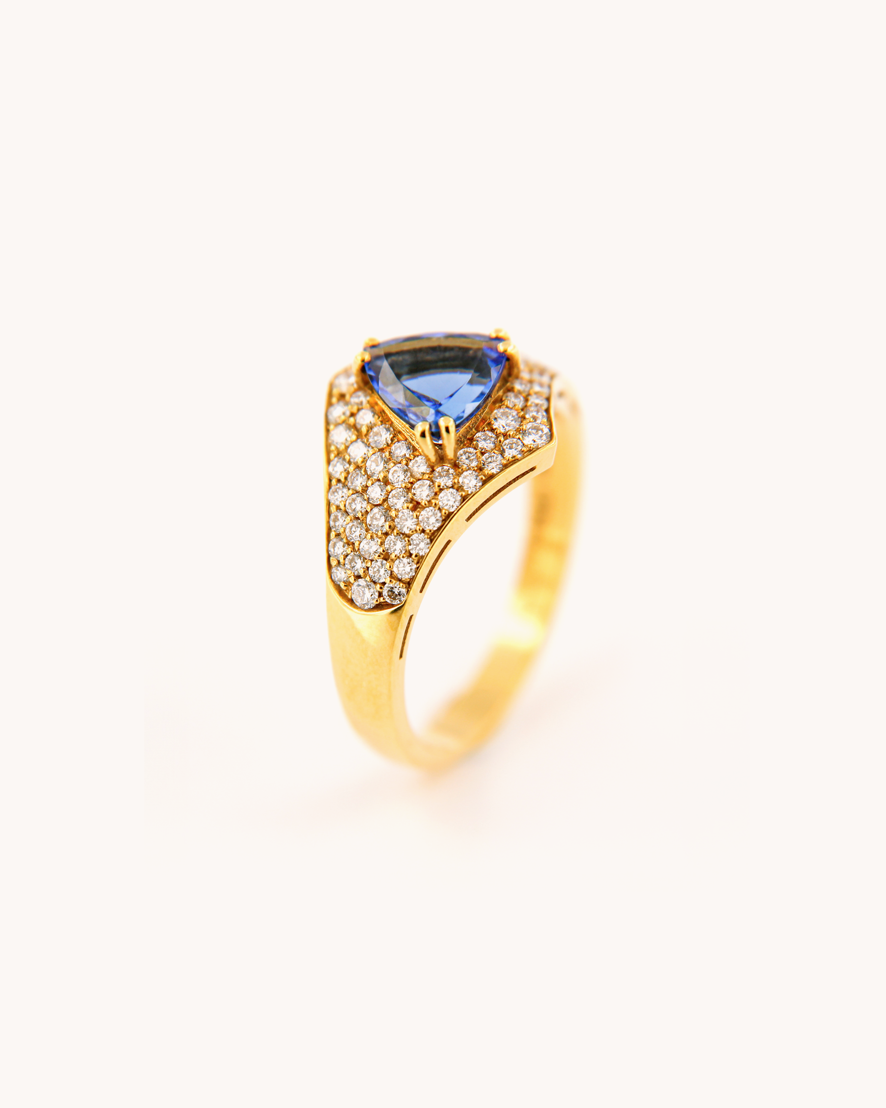 Anello fascia in oro giallo 18 carati con tanzanite taglio trillion e diamanti pavé firmato Merù Gioielli