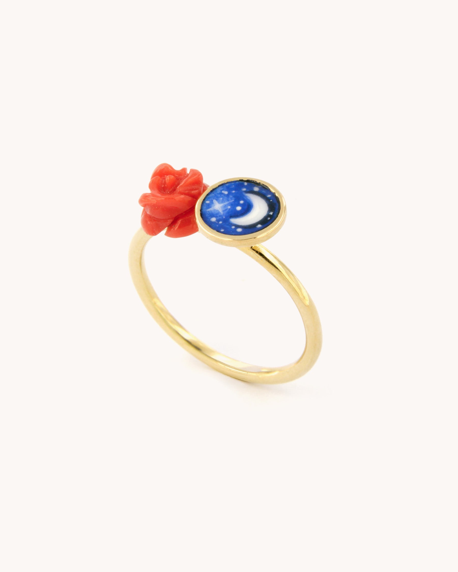 Anello in oro giallo 18 carati con “Luna in Venere” in smalto a fuoco dipinto a mano, impreziosito da un corallo rosso scolpito a fiore
