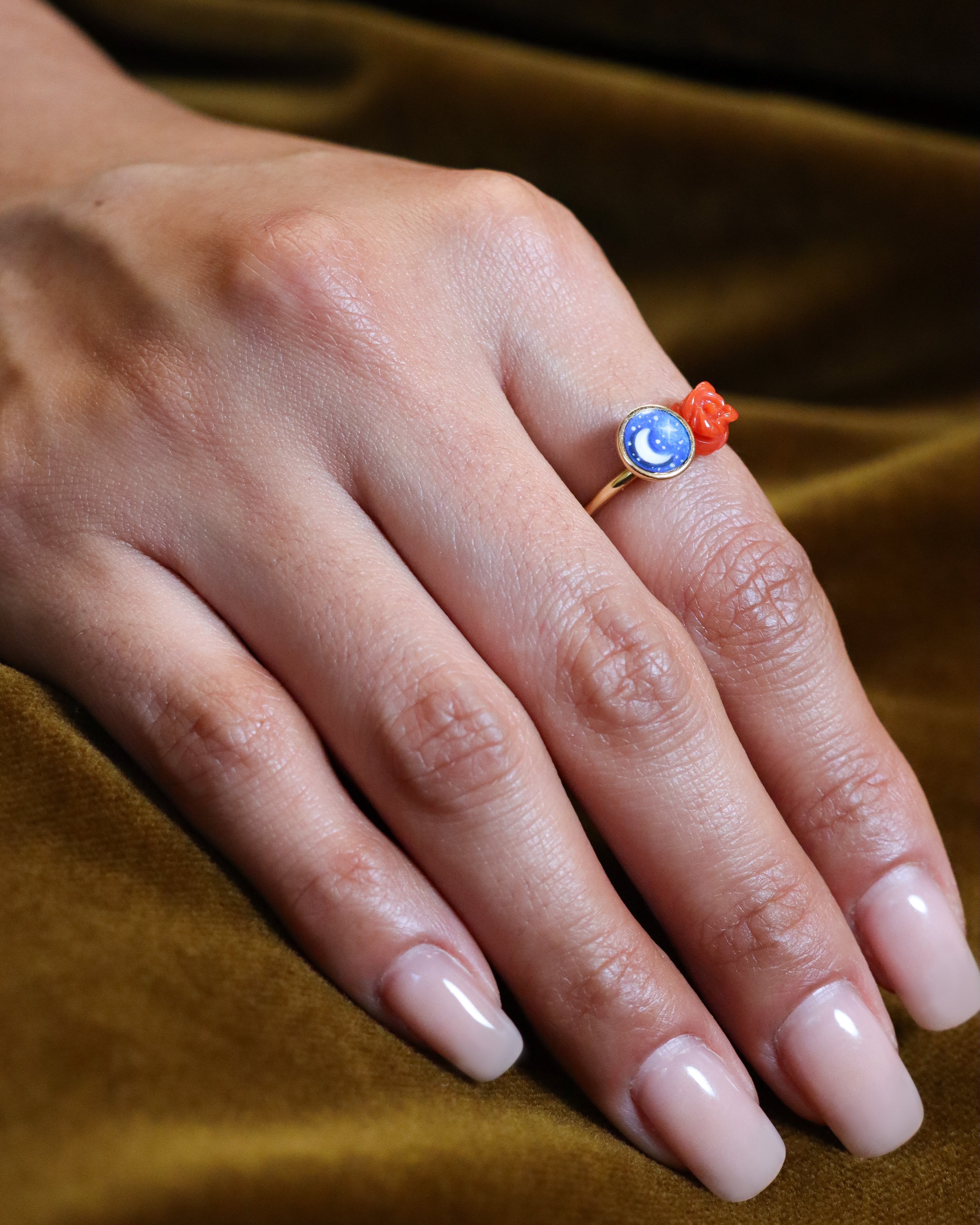 Anello in oro giallo 18 carati con “Luna in Venere” in smalto a fuoco dipinto a mano, impreziosito da un corallo rosso scolpito a fiore