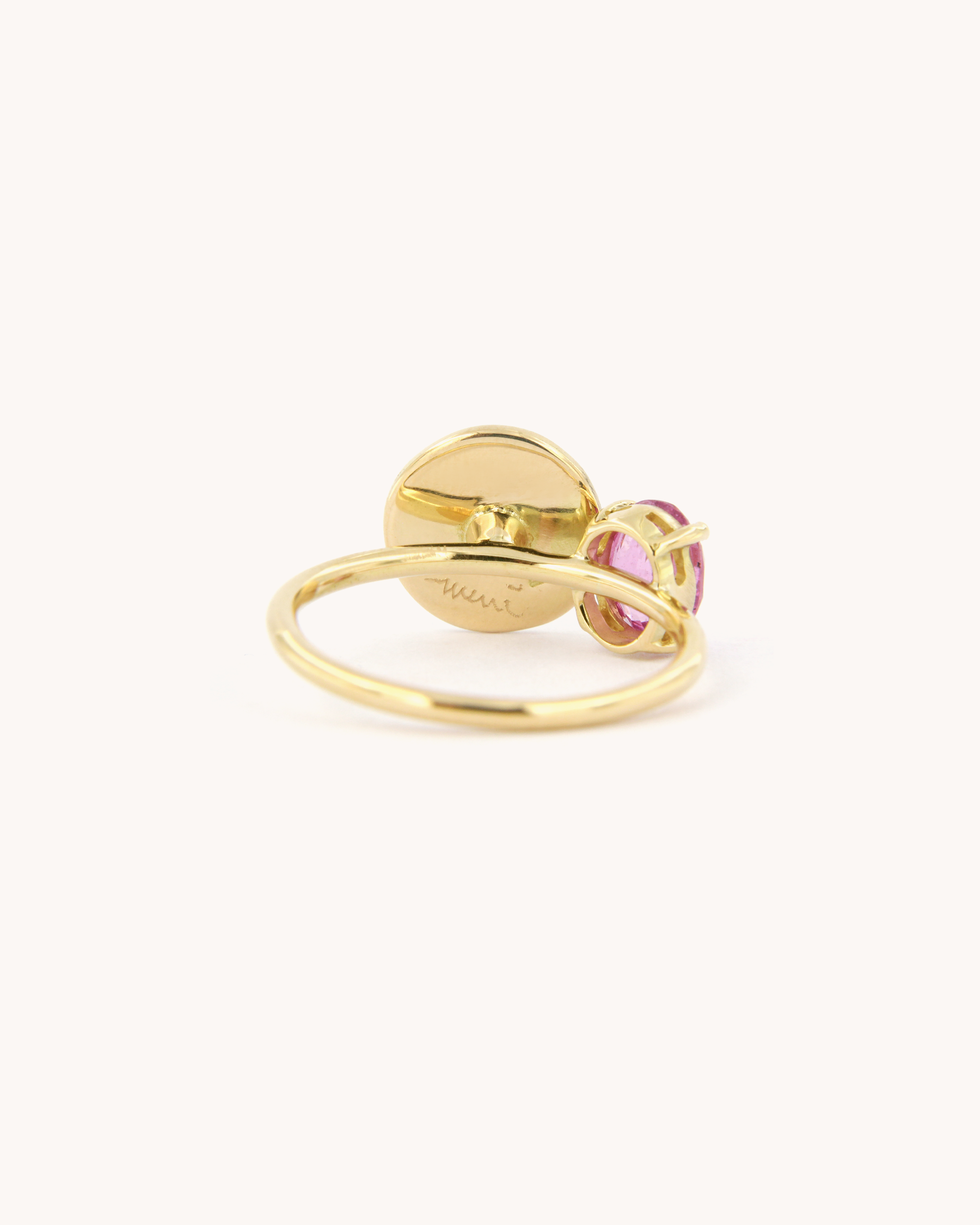 Anello in oro giallo 18k con angelo dipinto a mano in smalto a fuoco e zaffiro rosa 1,04ct