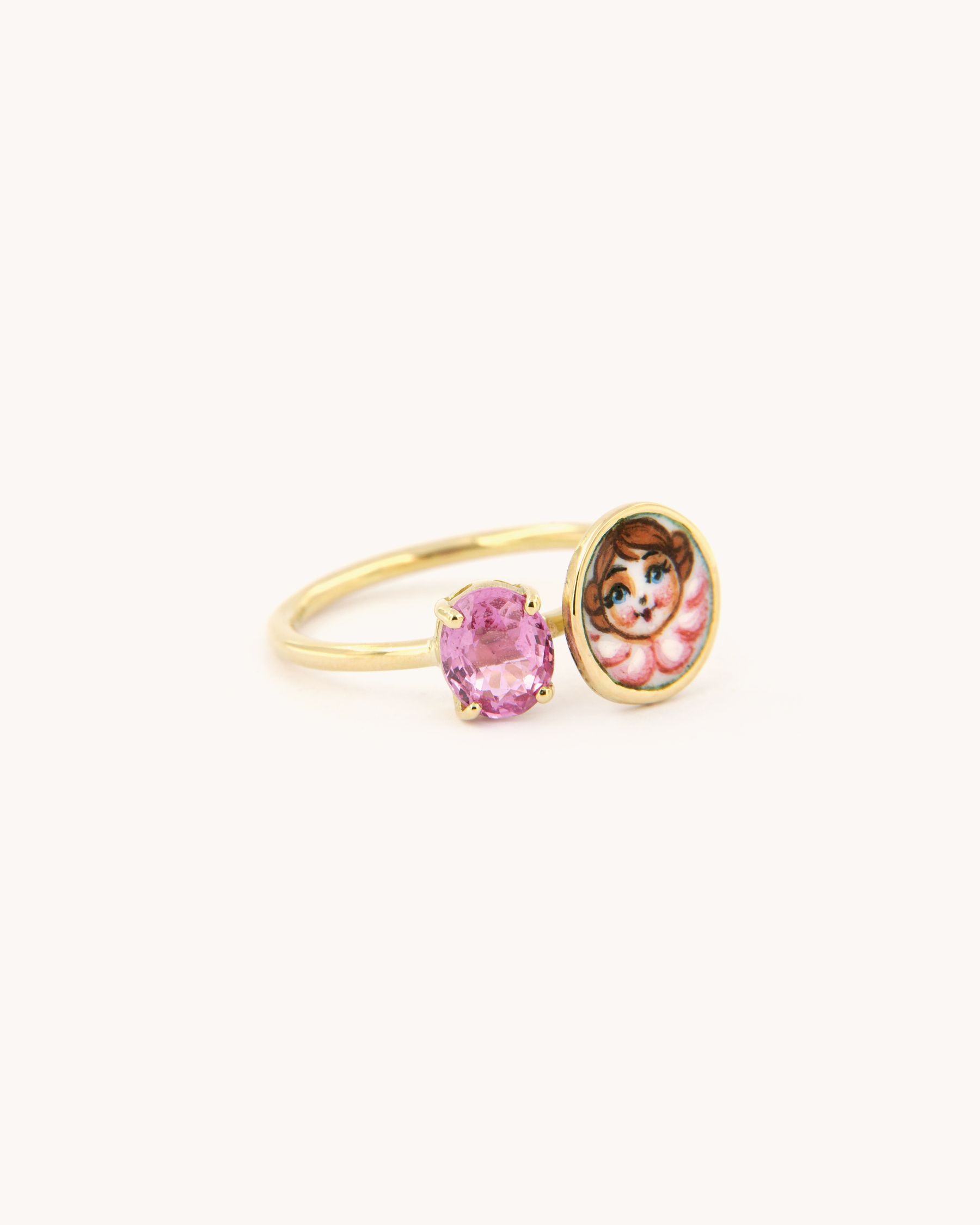 Anello in oro giallo 18k con angelo dipinto a mano in smalto a fuoco e zaffiro rosa 1,04ct