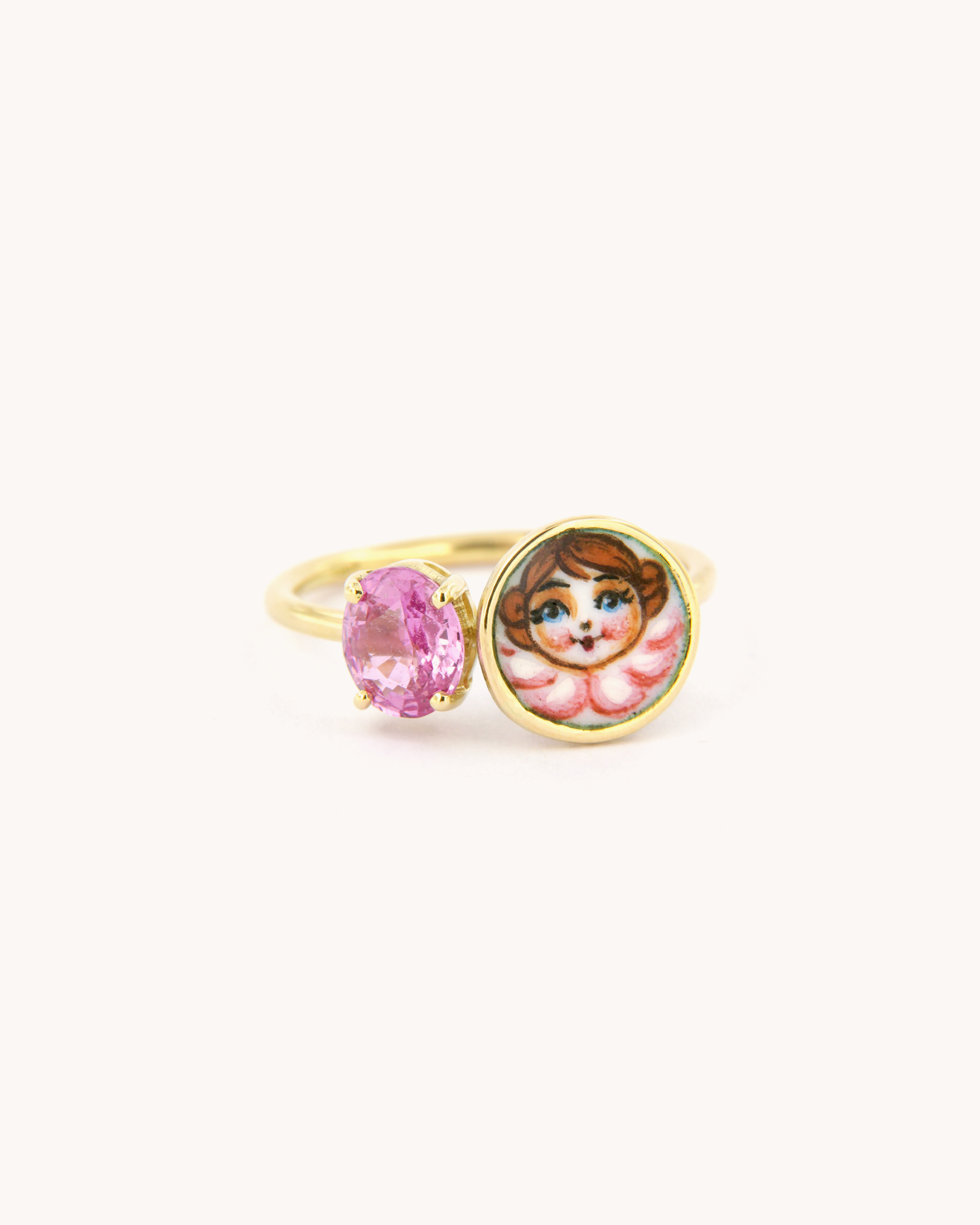 Anello in oro giallo 18k con angelo dipinto a mano in smalto a fuoco e zaffiro rosa 1,04ct