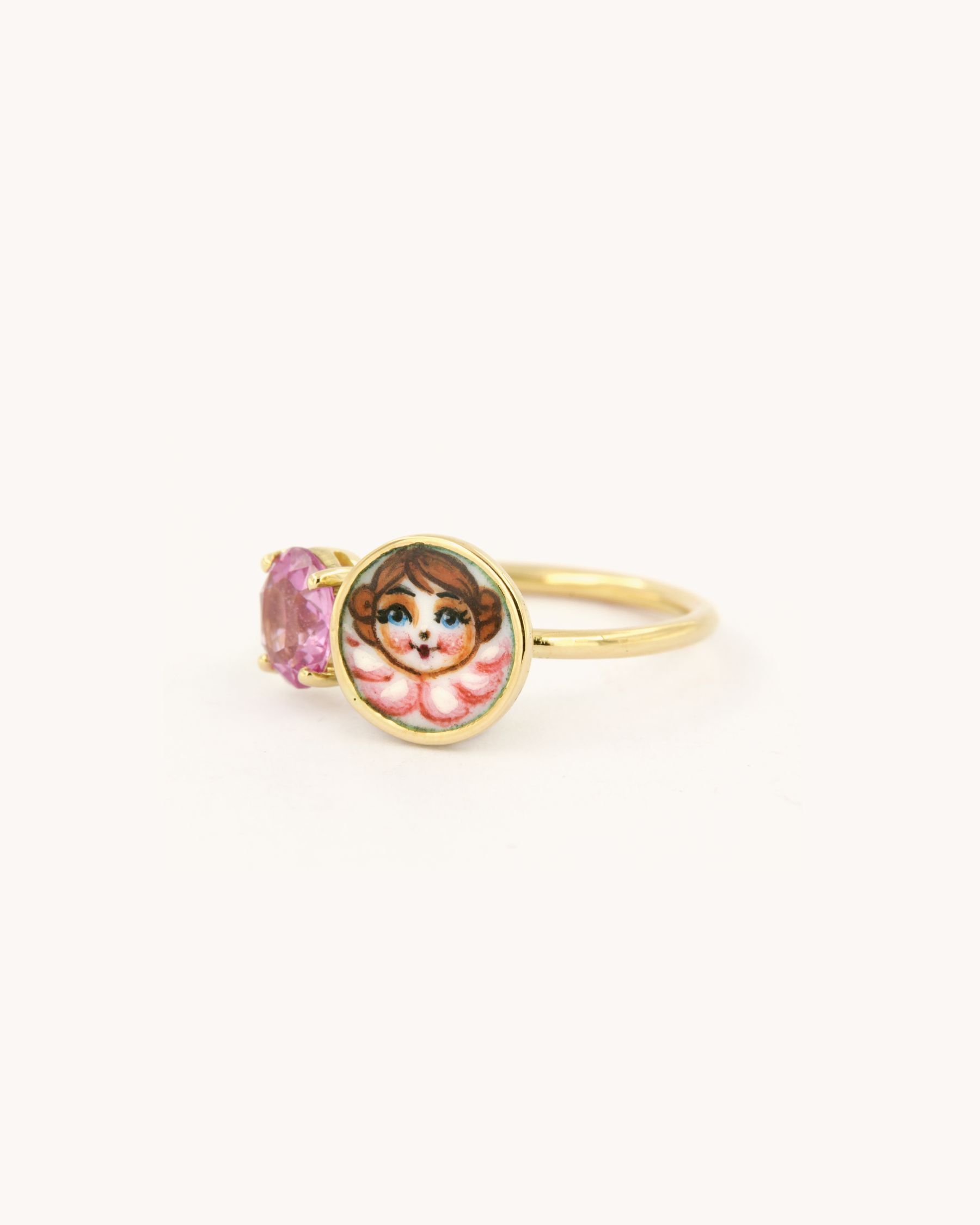 Anello in oro giallo 18k con angelo dipinto a mano in smalto a fuoco e zaffiro rosa 1,04ct