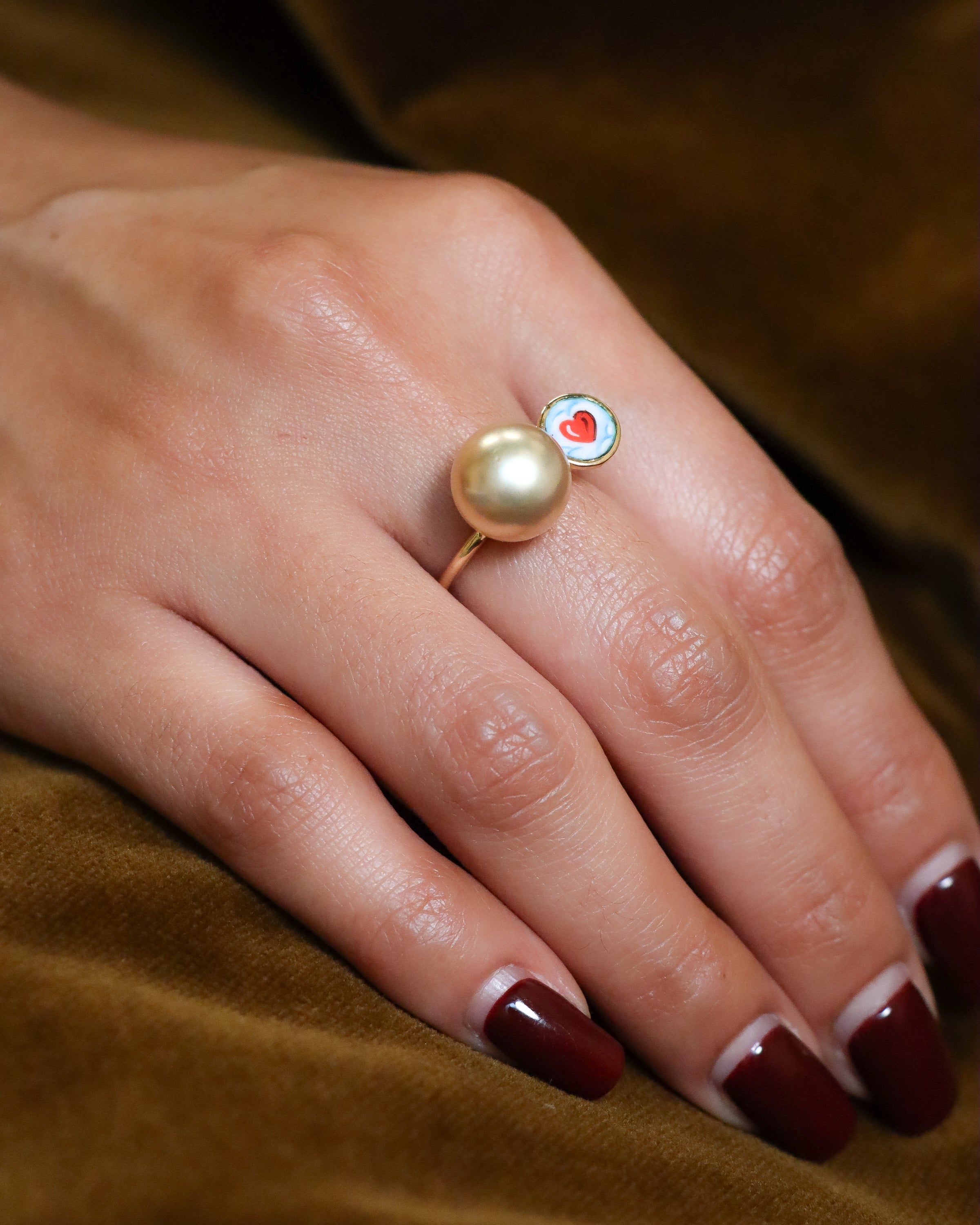 Anello in oro giallo 18k con perla dorata dei Mari del Sud e cuore dipinto a mano in smalto a fuoco