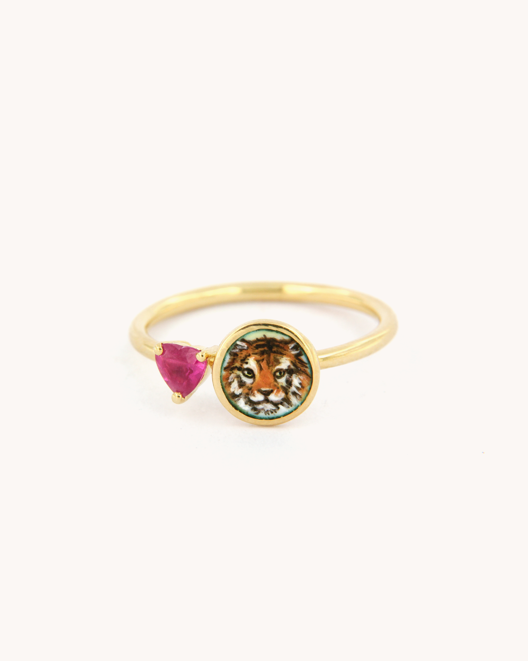 Anello in oro giallo 18k con tigre dipinta a mano in smalto a fuoco e rubino taglio cuore 0,26ct