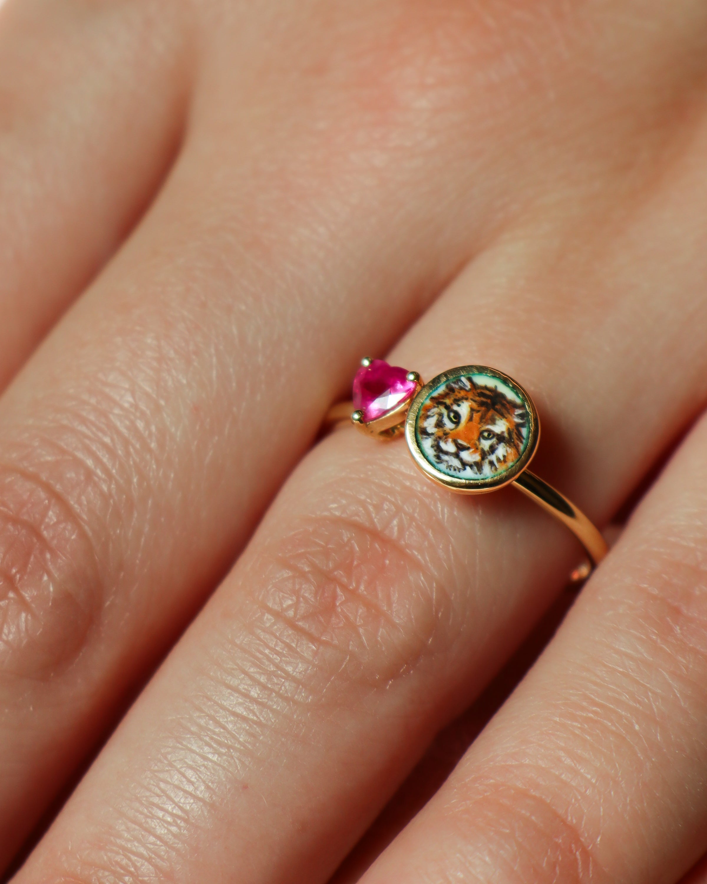 Anello in oro giallo 18k con tigre dipinta a mano in smalto a fuoco e rubino taglio cuore 0,26ct