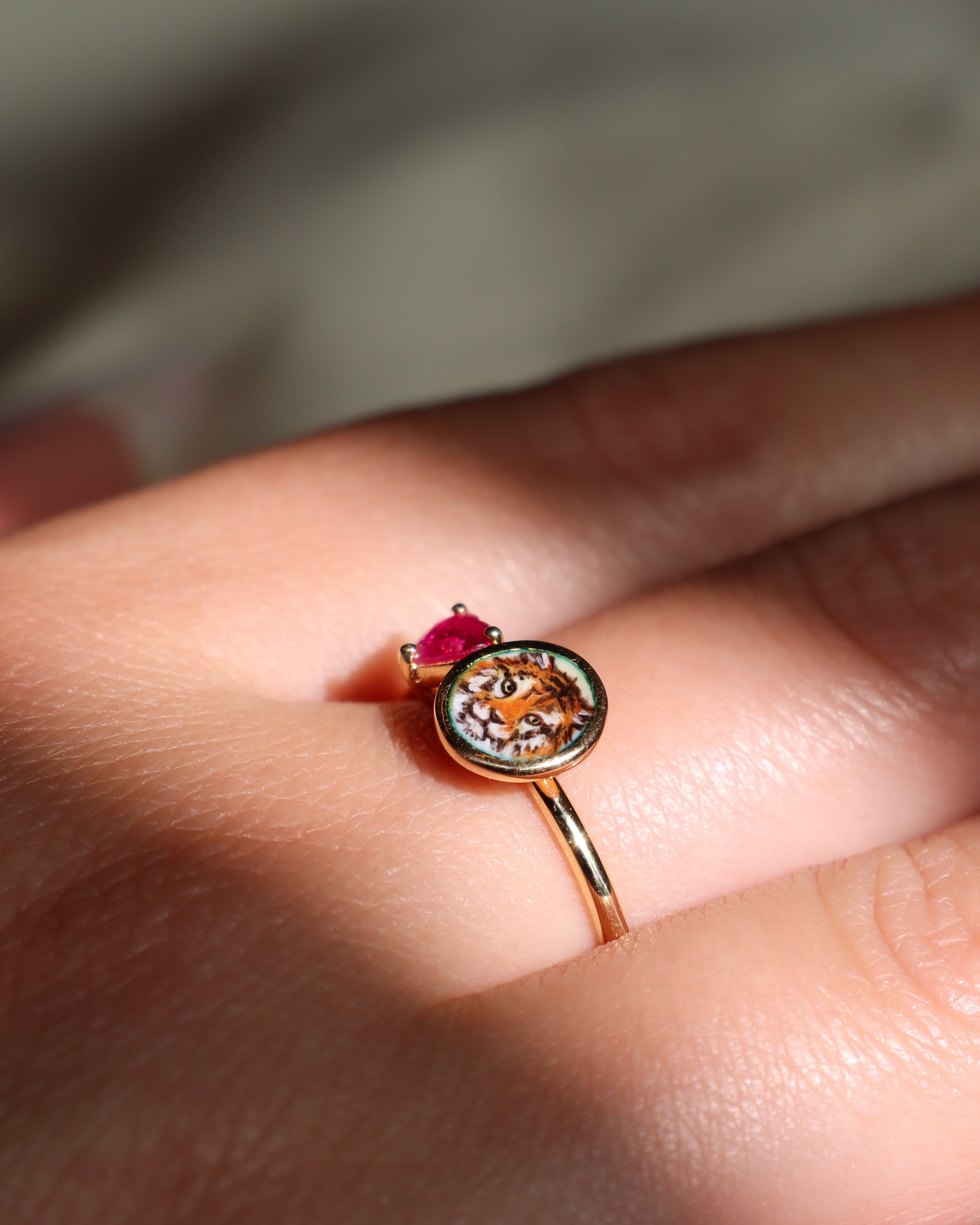 Anello in oro giallo 18k con tigre dipinta a mano in smalto a fuoco e rubino taglio cuore 0,26ct