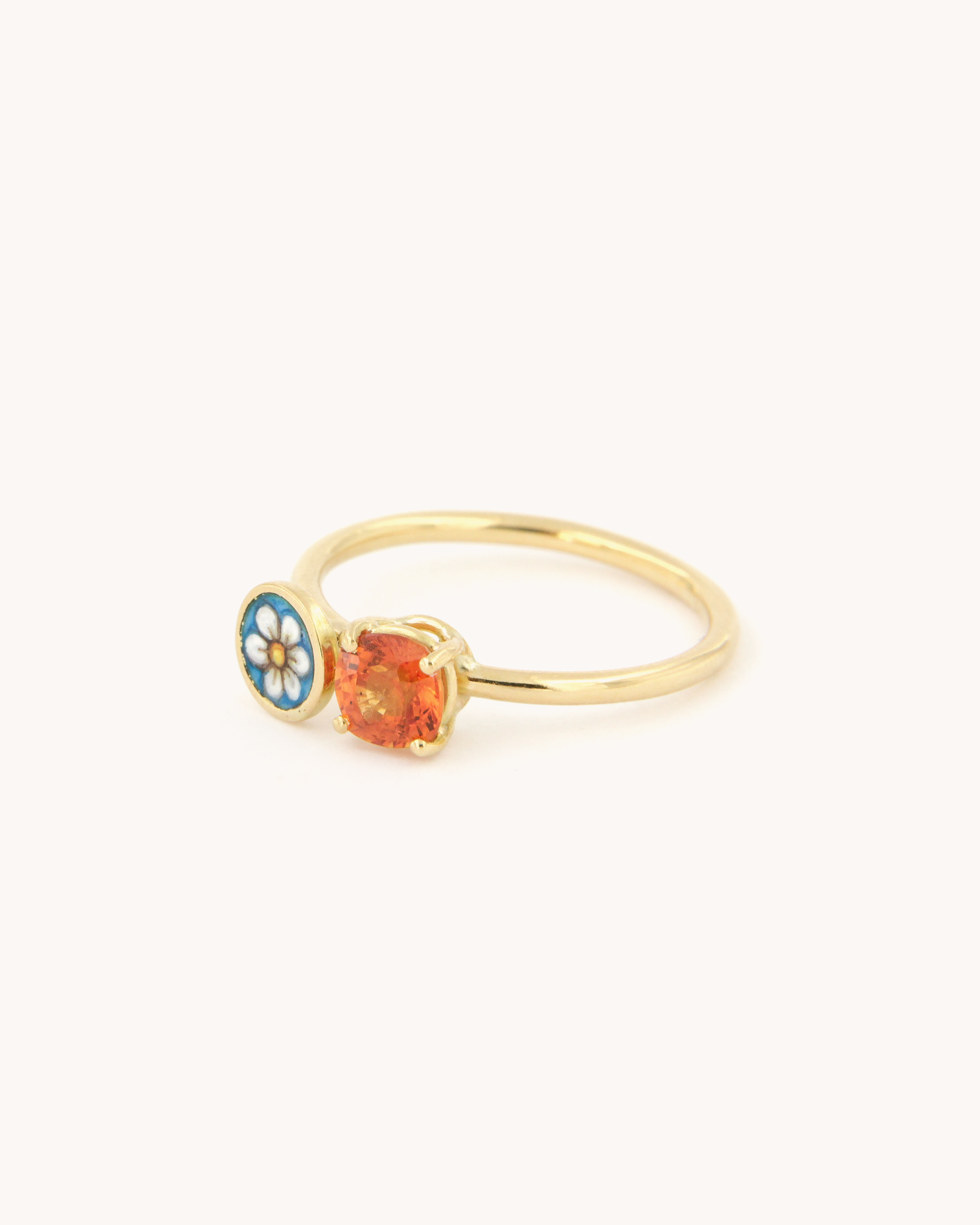 Anello in oro giallo 18k con margherita dipinta a mano in smalto a fuoco e zaffiro giallo 0,72ct