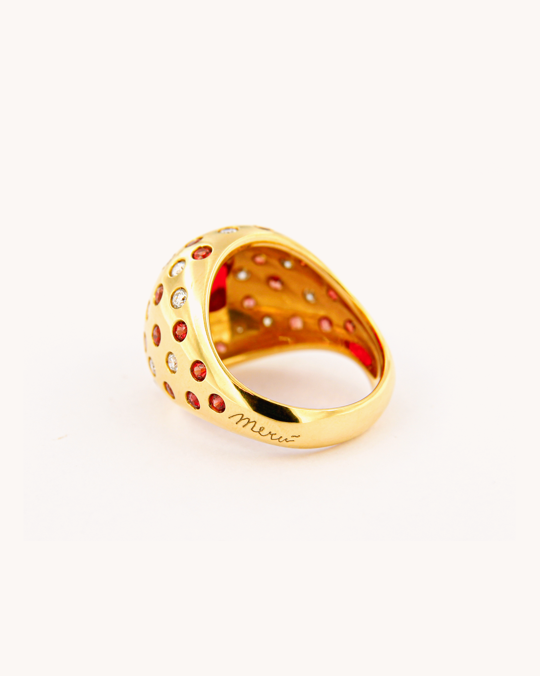 Anello cocktail in oro giallo 18 carati con opale di fuoco centrale e diamanti e zaffiri incastonati, firmato Merù Gioielli.
