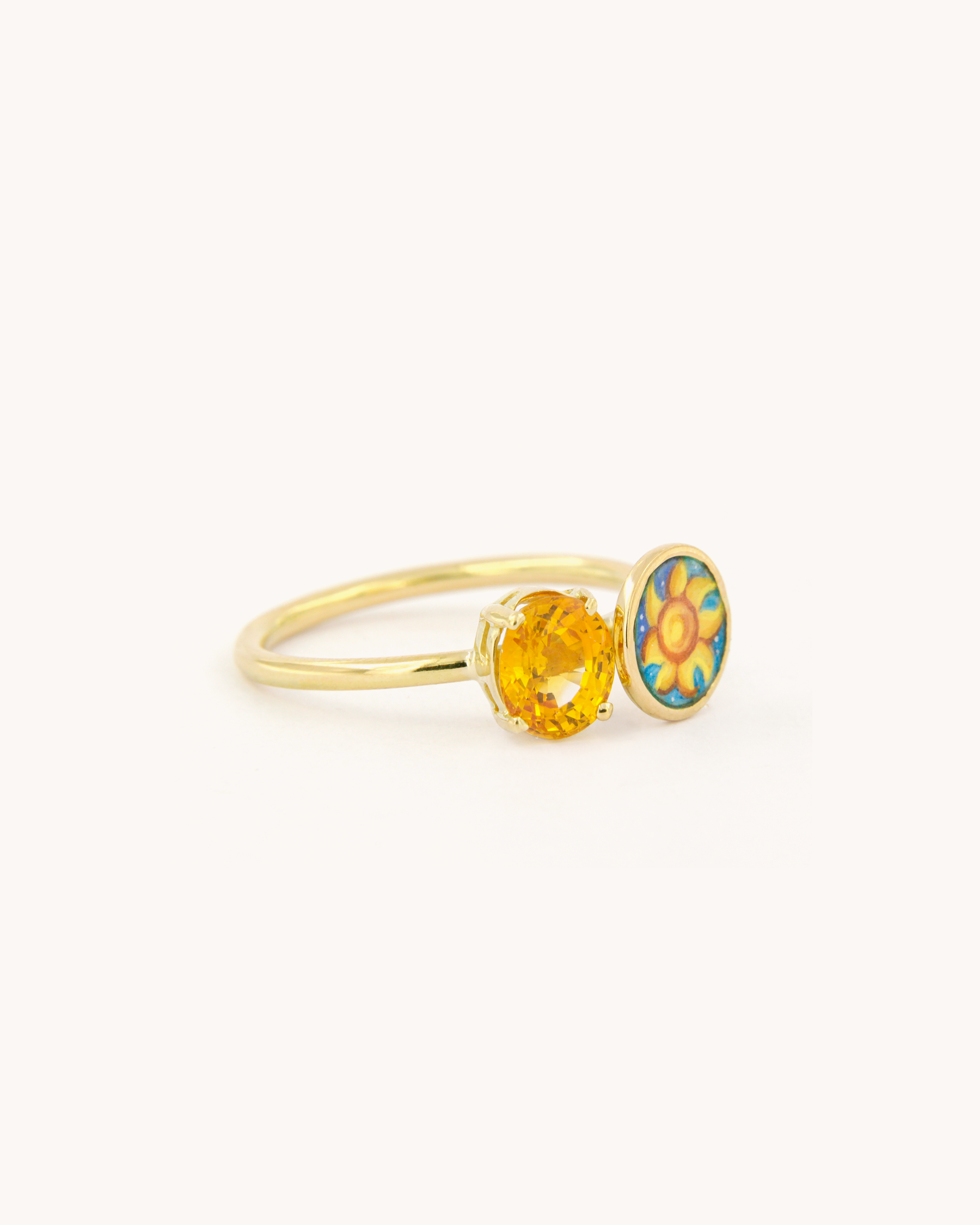 Anello in oro giallo 18k con zaffiro giallo 1,23ct e sole dipinto a mano in smalto a fuoco