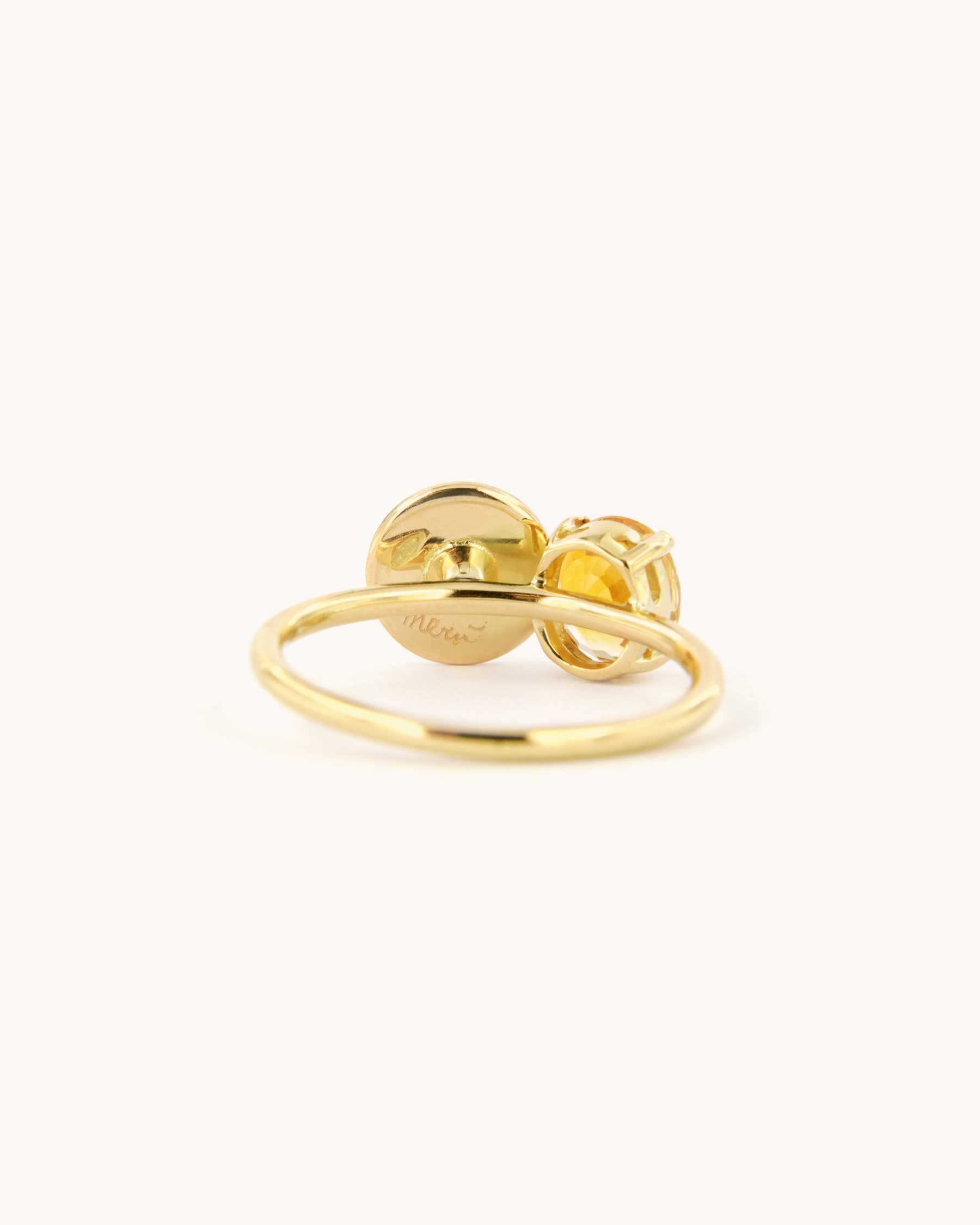 Anello in oro giallo 18k con zaffiro giallo 1,23ct e sole dipinto a mano in smalto a fuoco