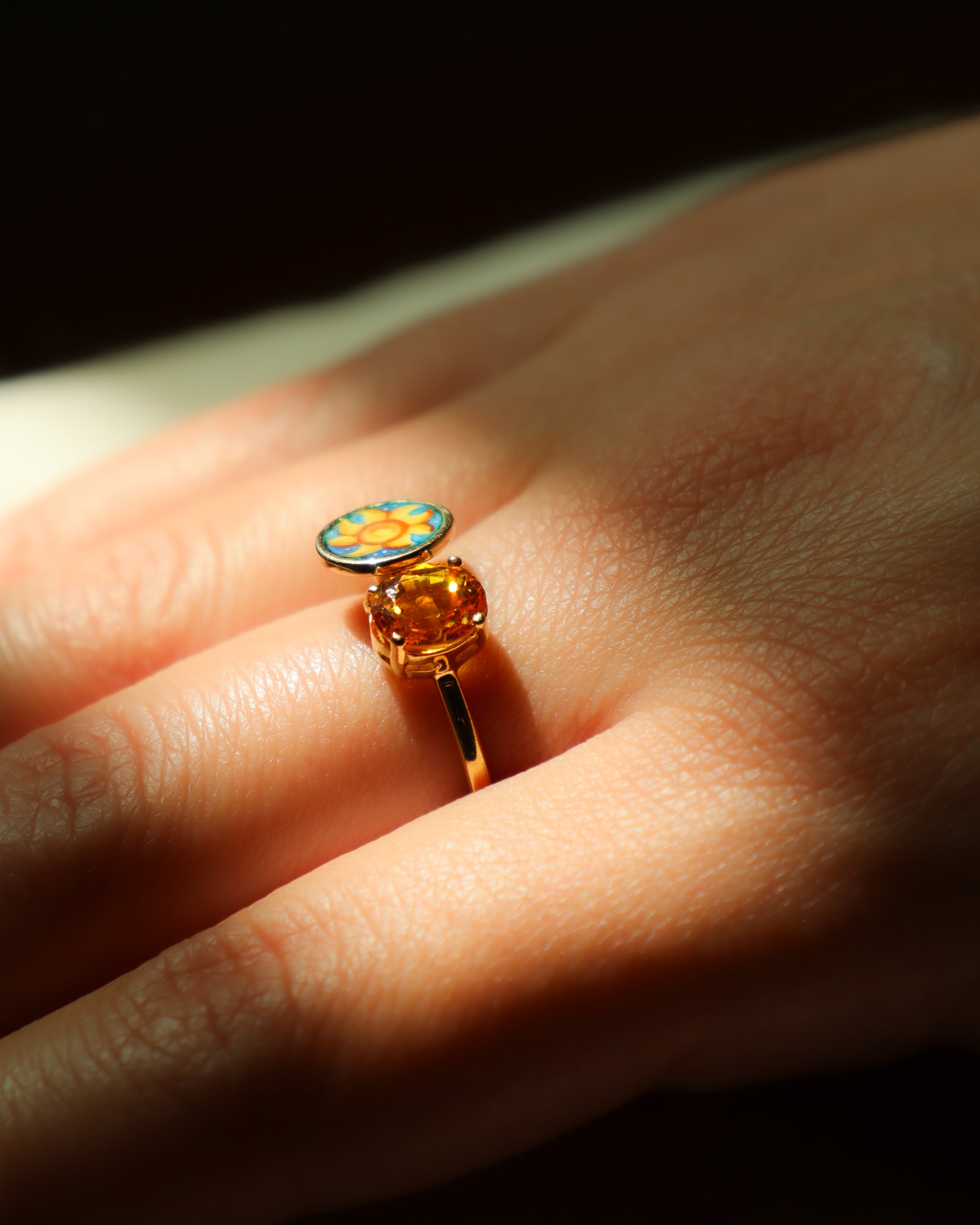Anello in oro giallo 18k con zaffiro giallo 1,23ct e sole dipinto a mano in smalto a fuoco