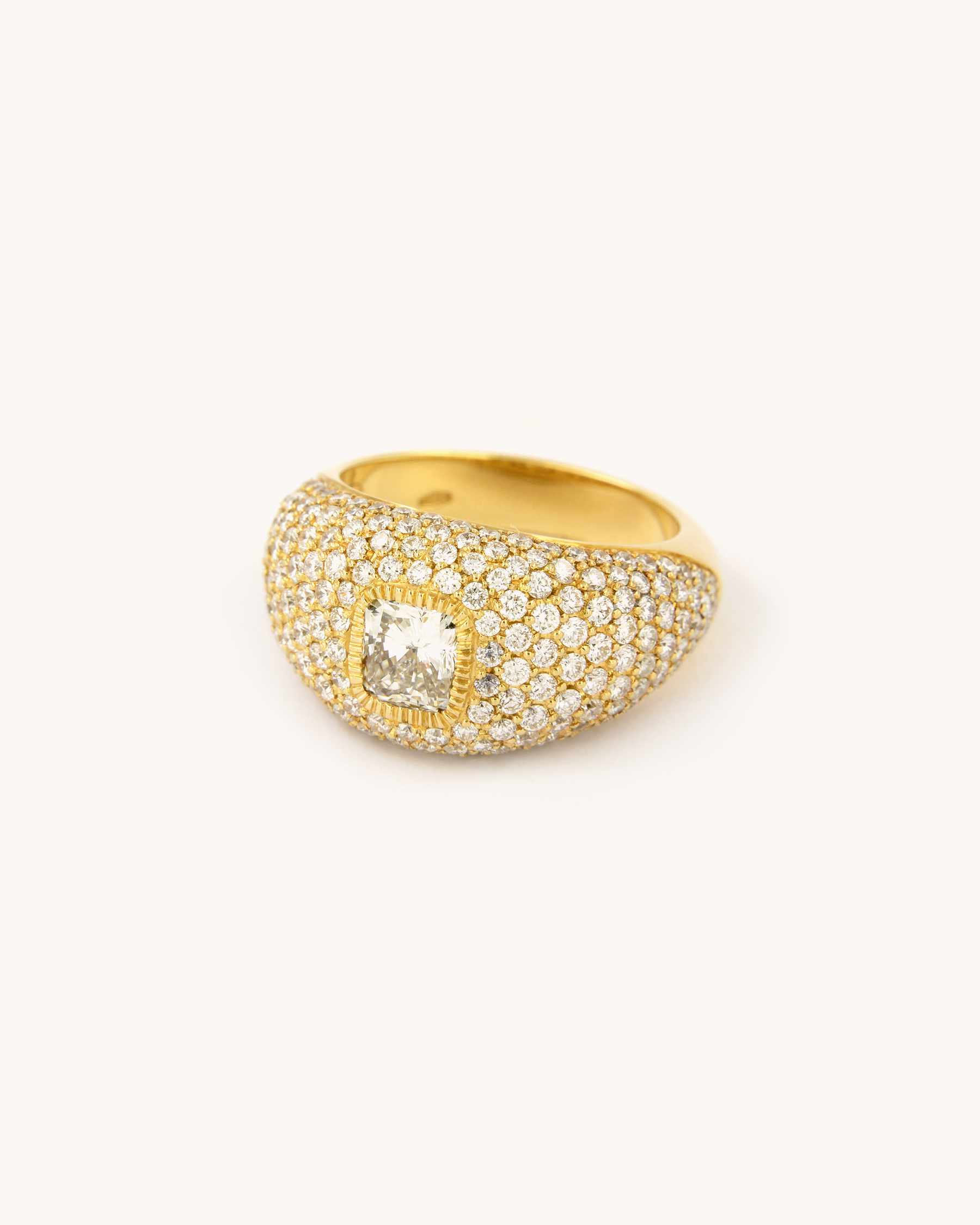 Anello pavé in oro giallo 18 carati con diamanti e diamante centrale taglio cuscino