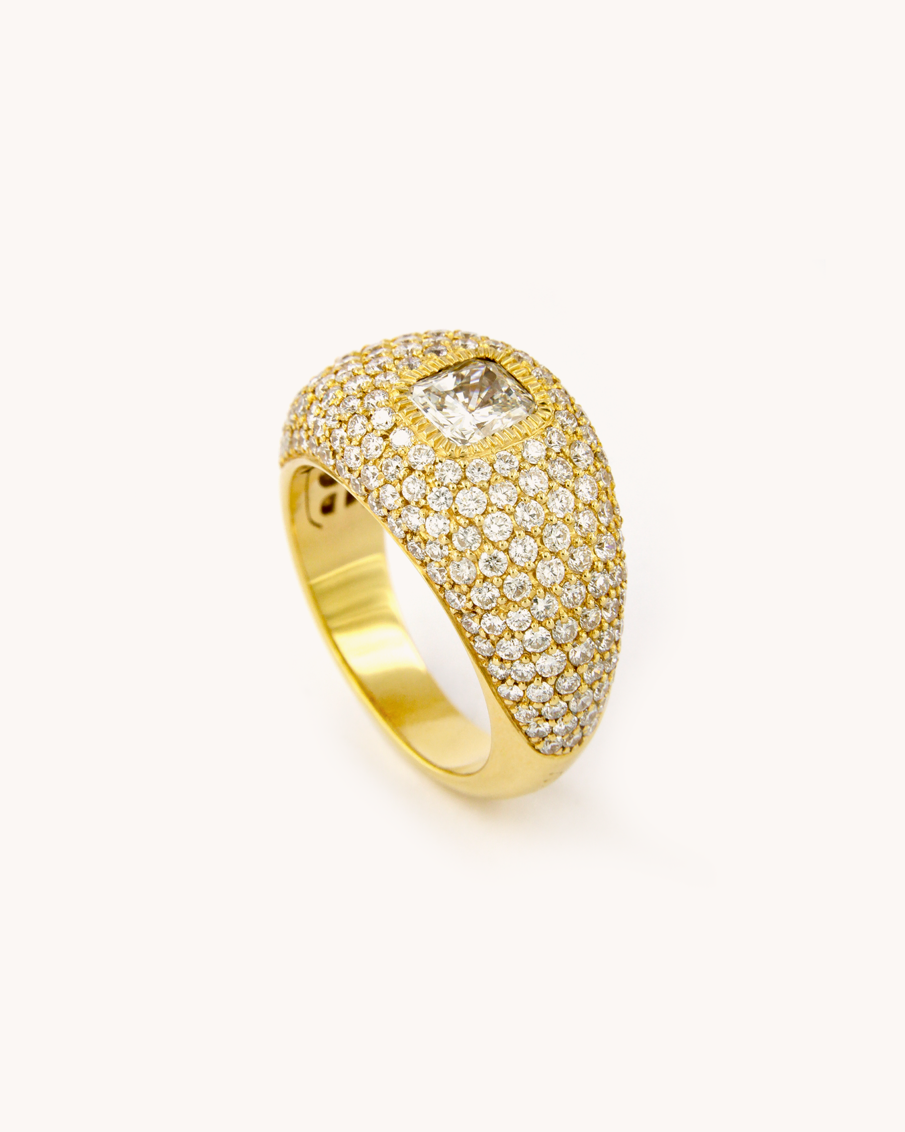Anello pavé in oro giallo 18 carati con diamanti e diamante centrale taglio cuscino