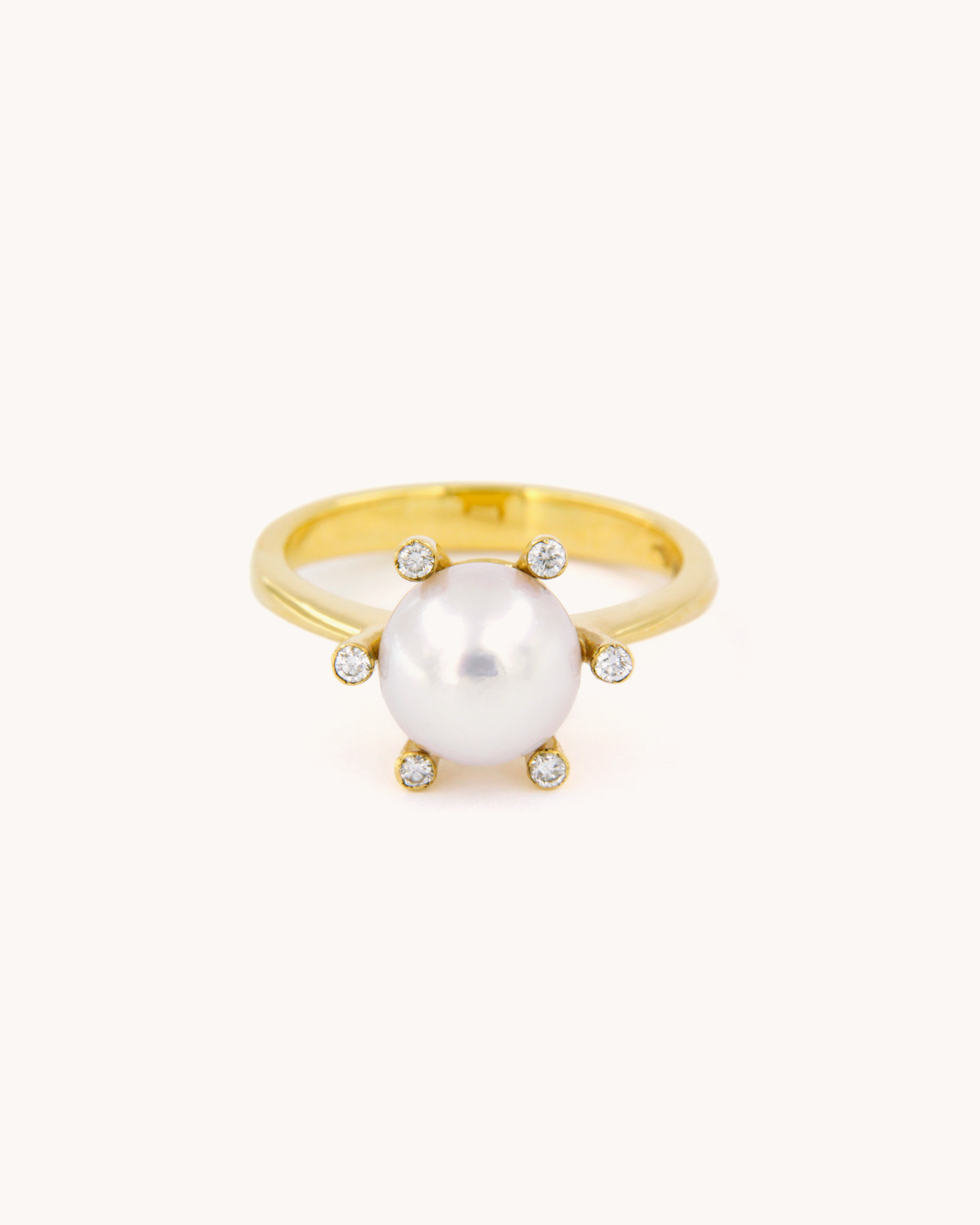 Anello in oro giallo 18 carati con perla coltivata in Giappone e 6 diamanti, Merù Gioielli
