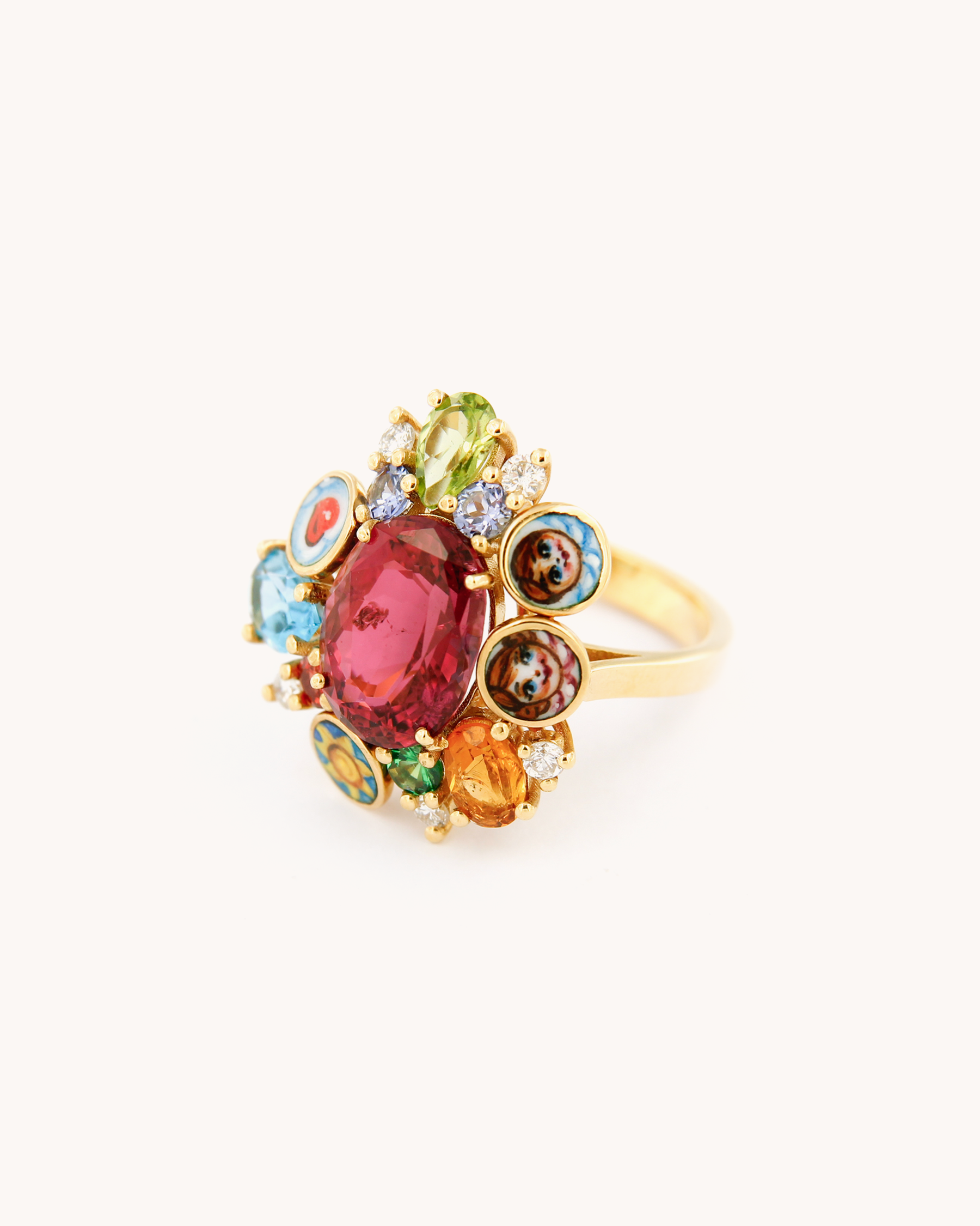 Anello Bouquet di Gemme in oro giallo 18 carati con rubellite centrale, pietre preziose multicolore e smalto a fuoco dipinto a mano.
