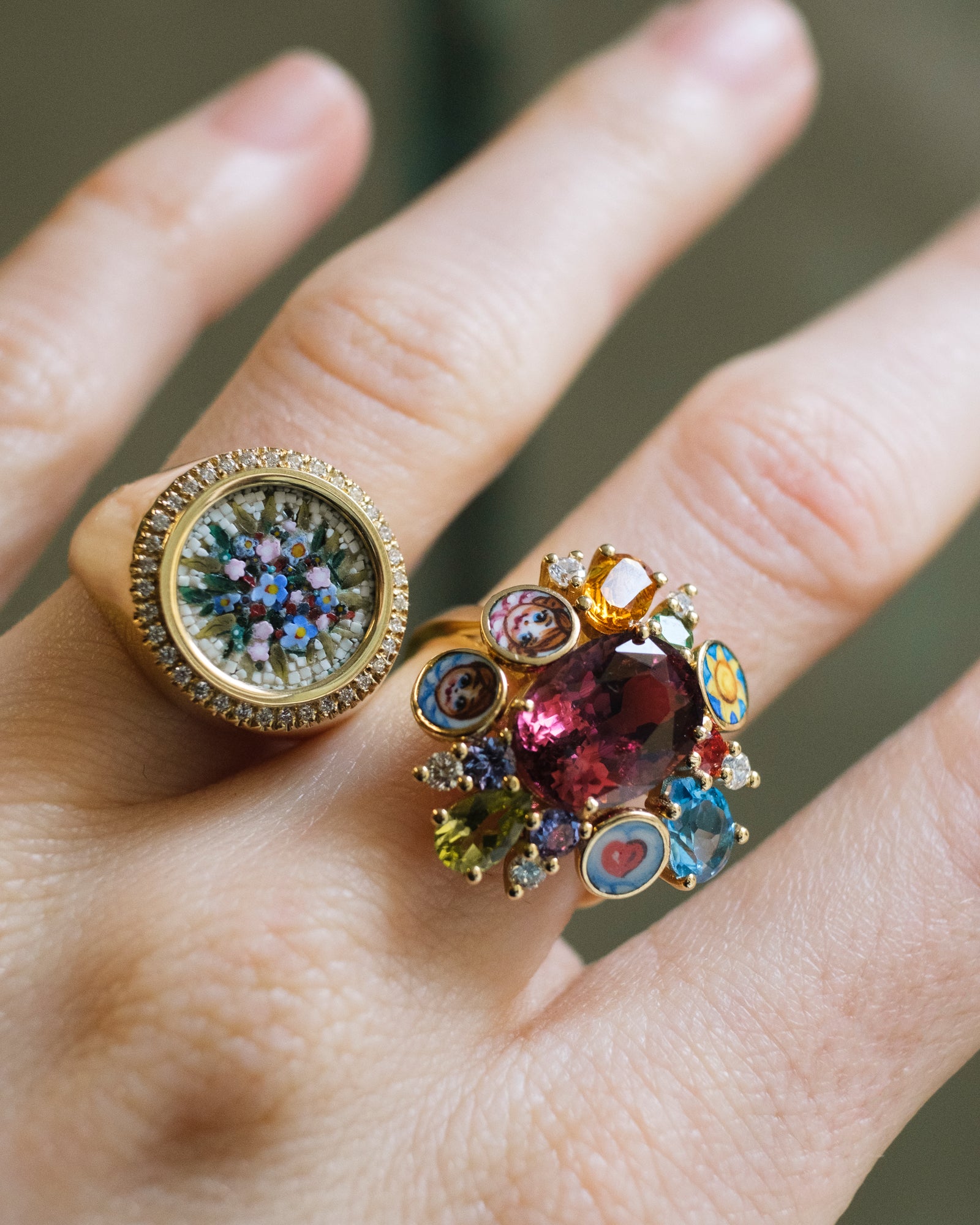 Anello Bouquet di Gemme in oro giallo 18 carati con rubellite centrale, pietre preziose multicolore e smalto a fuoco dipinto a mano.
