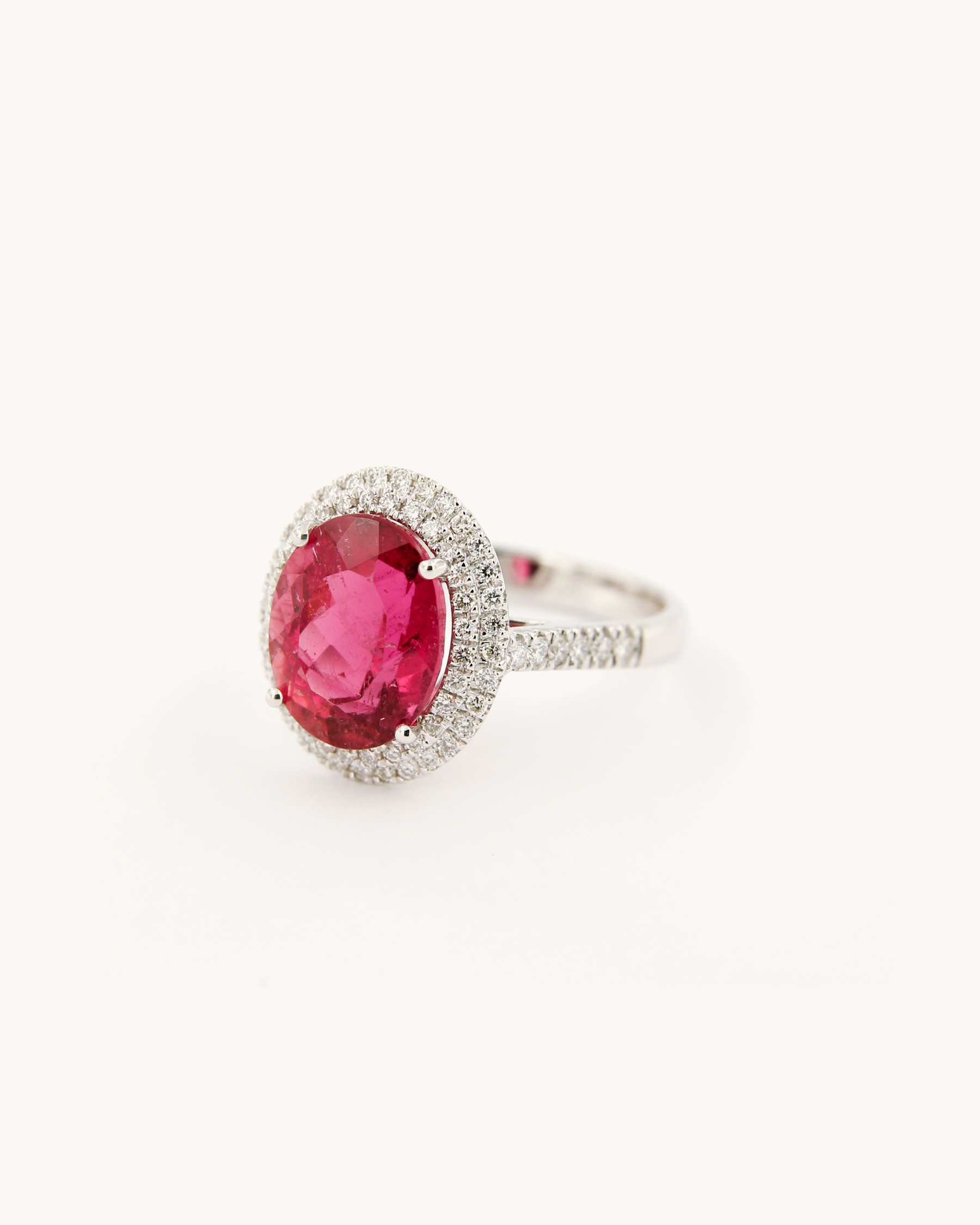 Anello Merù Gioielli in oro bianco 18K con rubellite ovale circondata da doppia corona di diamanti
