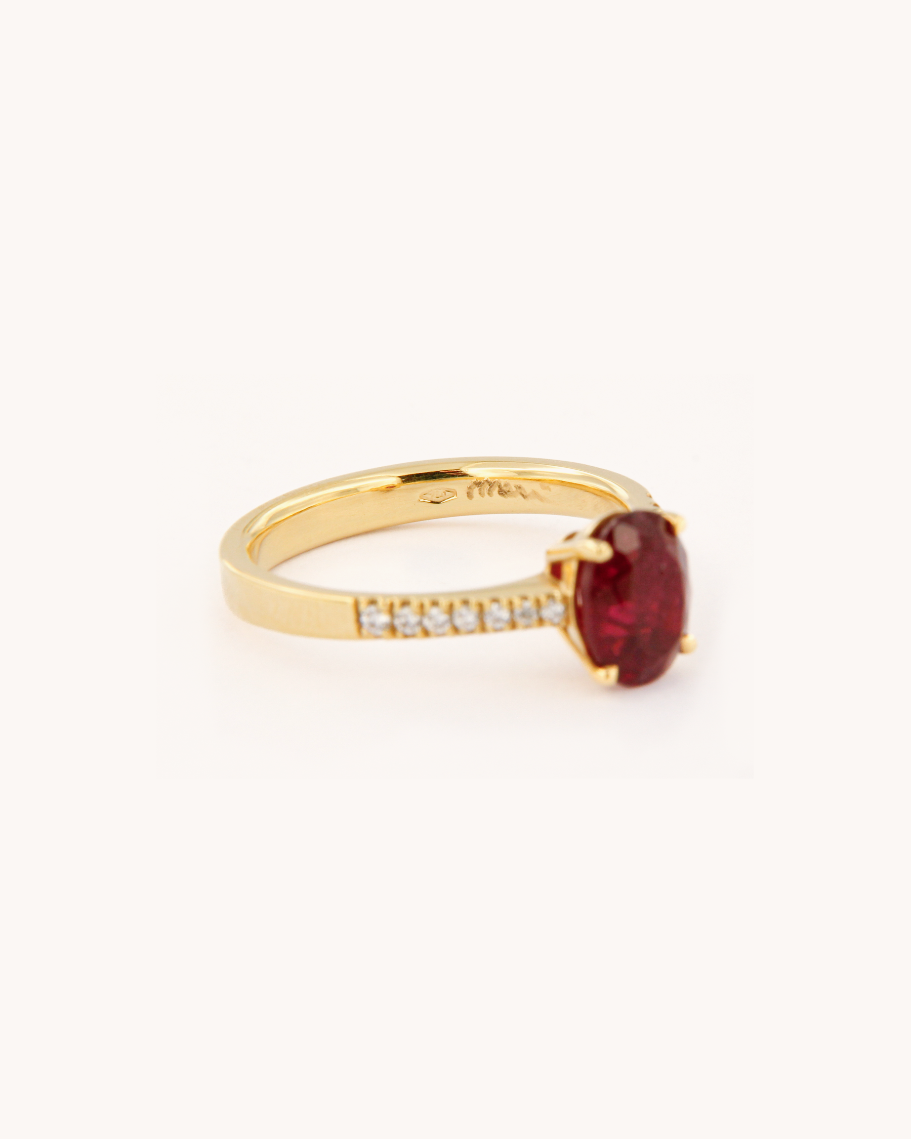 Anello in oro giallo 18k con rubellite ovale e pavé di diamanti