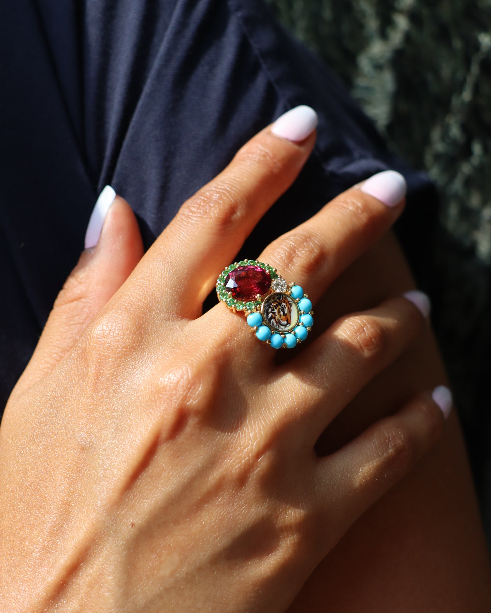 Anello in oro 18 carati con rubellite centrale, tsavorite, diamante e tigre dipinta a mano in smalto a fuoco, firmato Merù.
