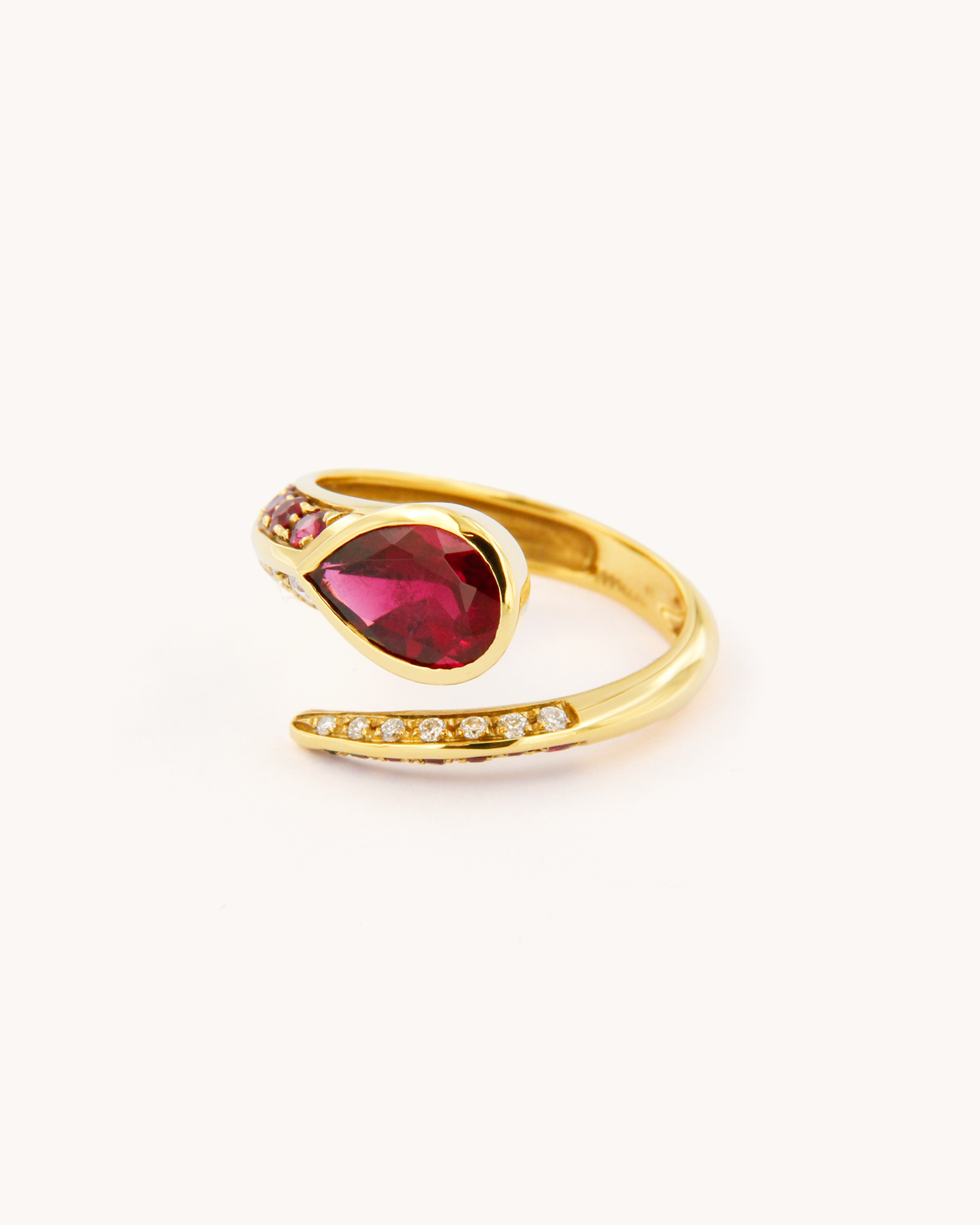 Anello serpente in oro bianco con rubellite centrale e diamanti, creazione artigianale Merù Gioielli.
