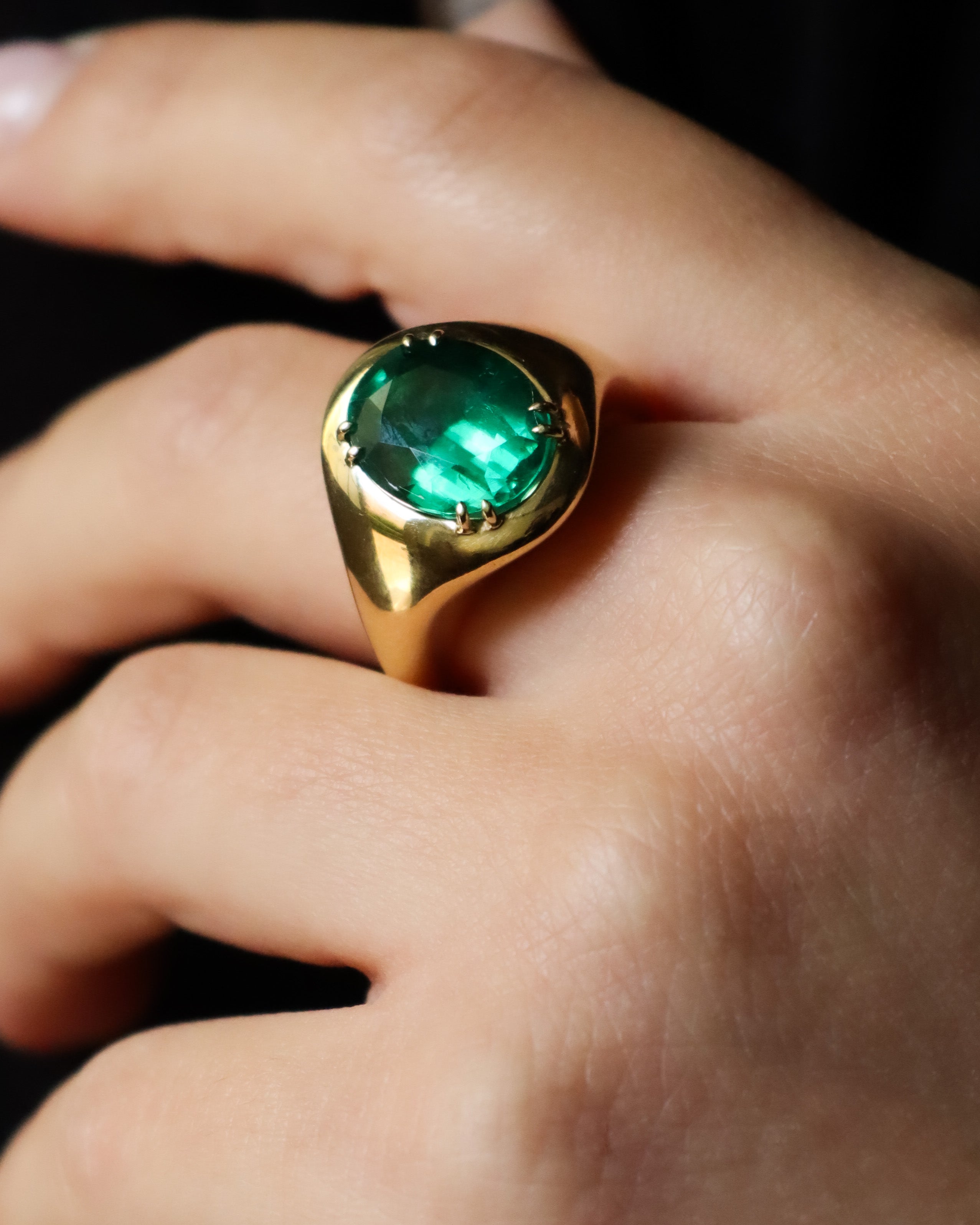 Anello con smeraldo naturale dello Zambia 4,81ct taglio ovale in oro giallo 18 carati firmato Merù Gioielli
