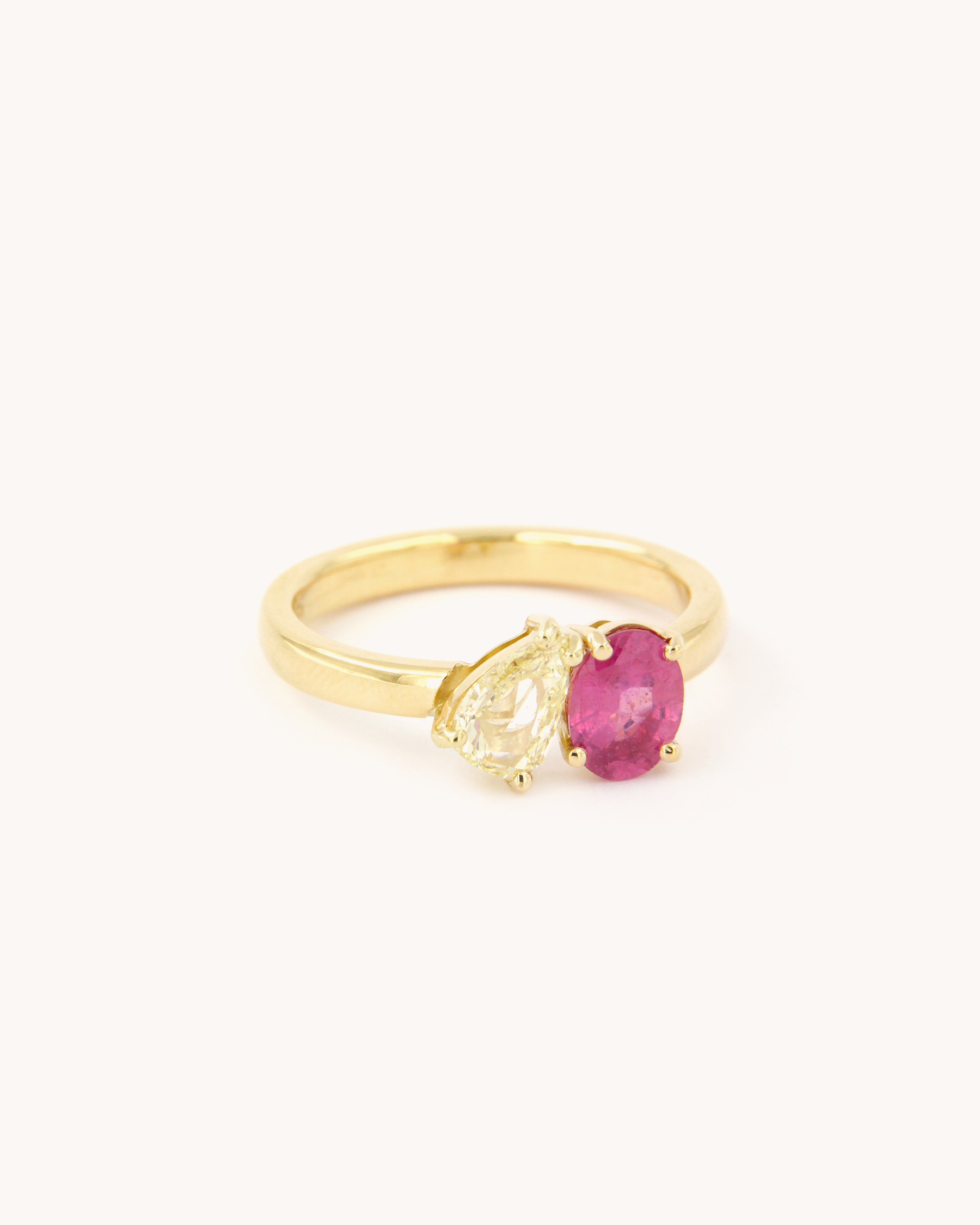Anello Toi et Moi in oro giallo 18k con tormalina rosa bright pink e diamante fancy rose cut a goccia
