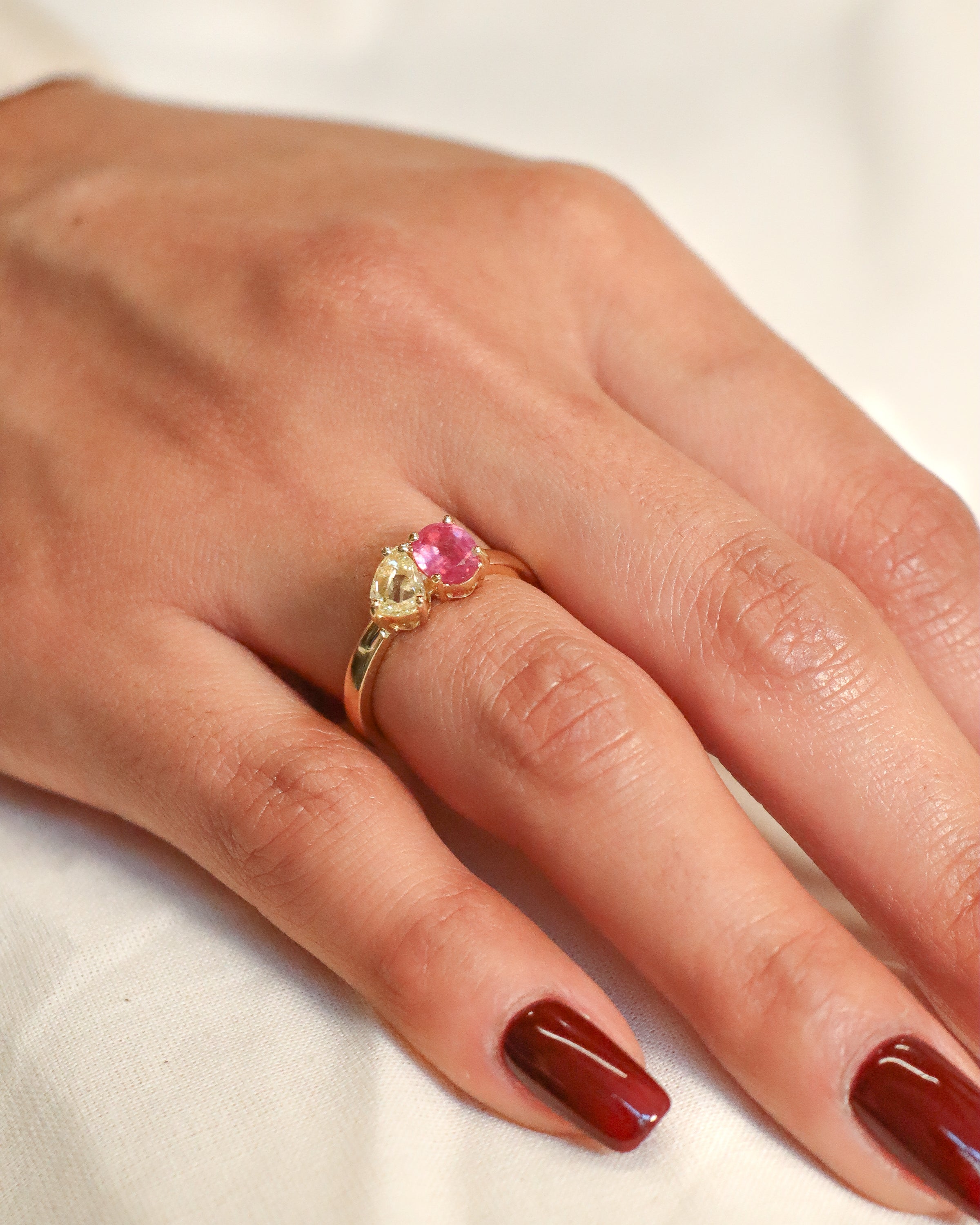 Anello Toi et Moi in oro giallo 18k con tormalina rosa bright pink e diamante fancy rose cut a goccia