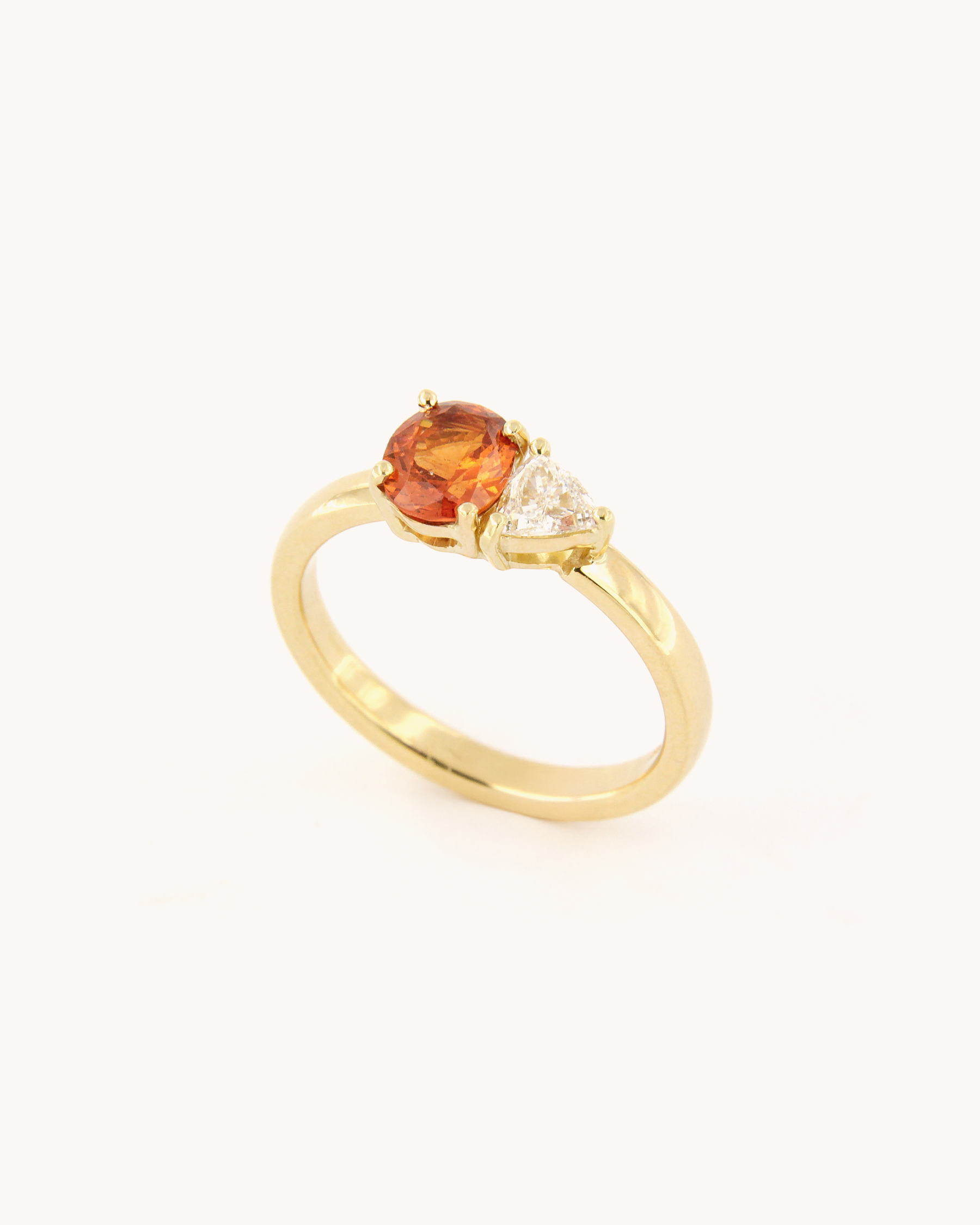 Anello Toi et Moi in oro giallo 18k con zaffiro arancio 0,95ct e diamante taglio Trilliant