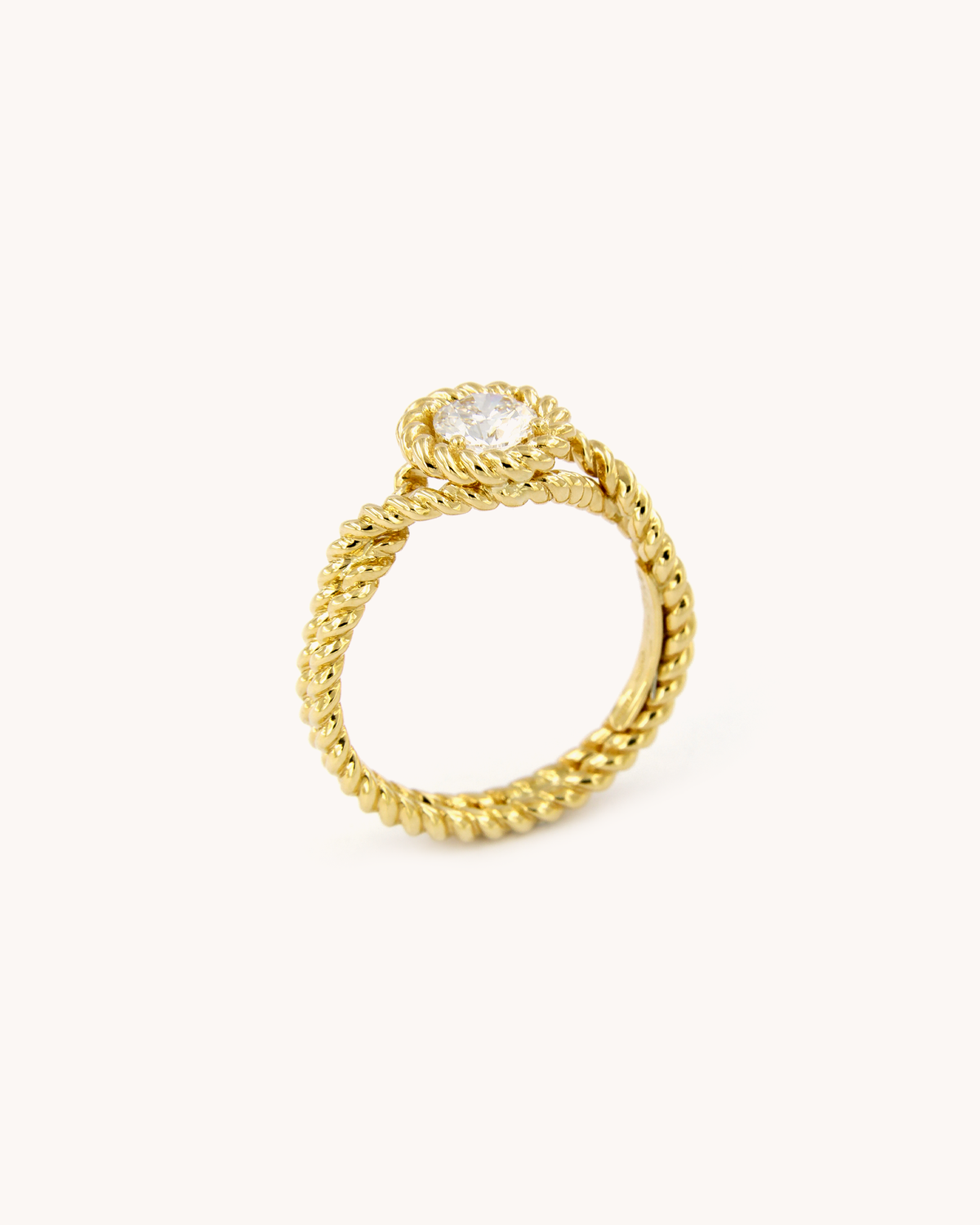 Anello Torchon in oro giallo 18 carati con diamante taglio brillante, incastonato in una montatura con lavorazione a corda intrecciata.