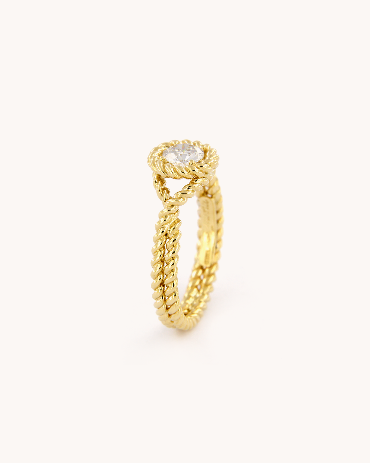 Anello Torchon in oro giallo 18 carati con diamante taglio brillante, incastonato in una montatura con lavorazione a corda intrecciata.