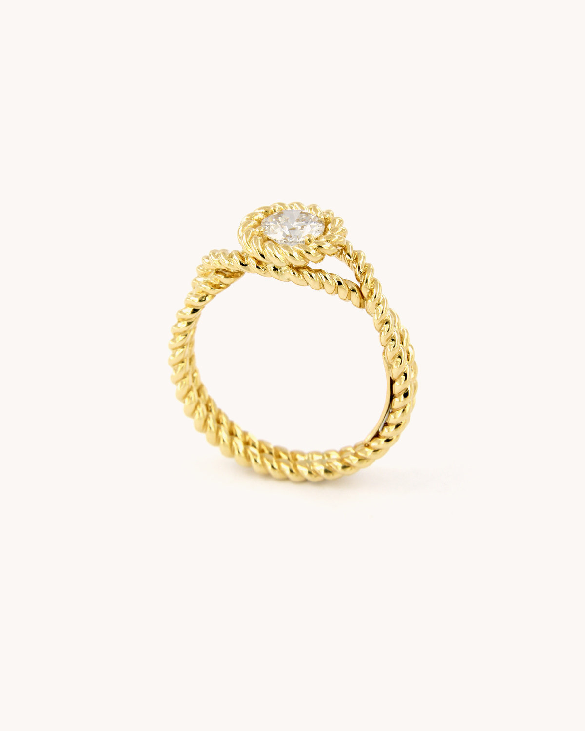 Anello Torchon in oro giallo 18 carati con diamante taglio brillante, incastonato in una montatura con lavorazione a corda intrecciata.