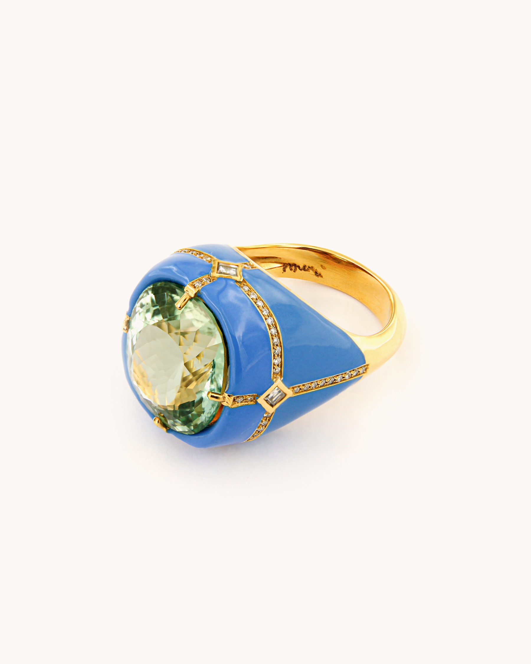 Anello in oro giallo 18 carati smaltato con una tormalina centrale qualità Blue Lagoon e intersezioni di diamanti.