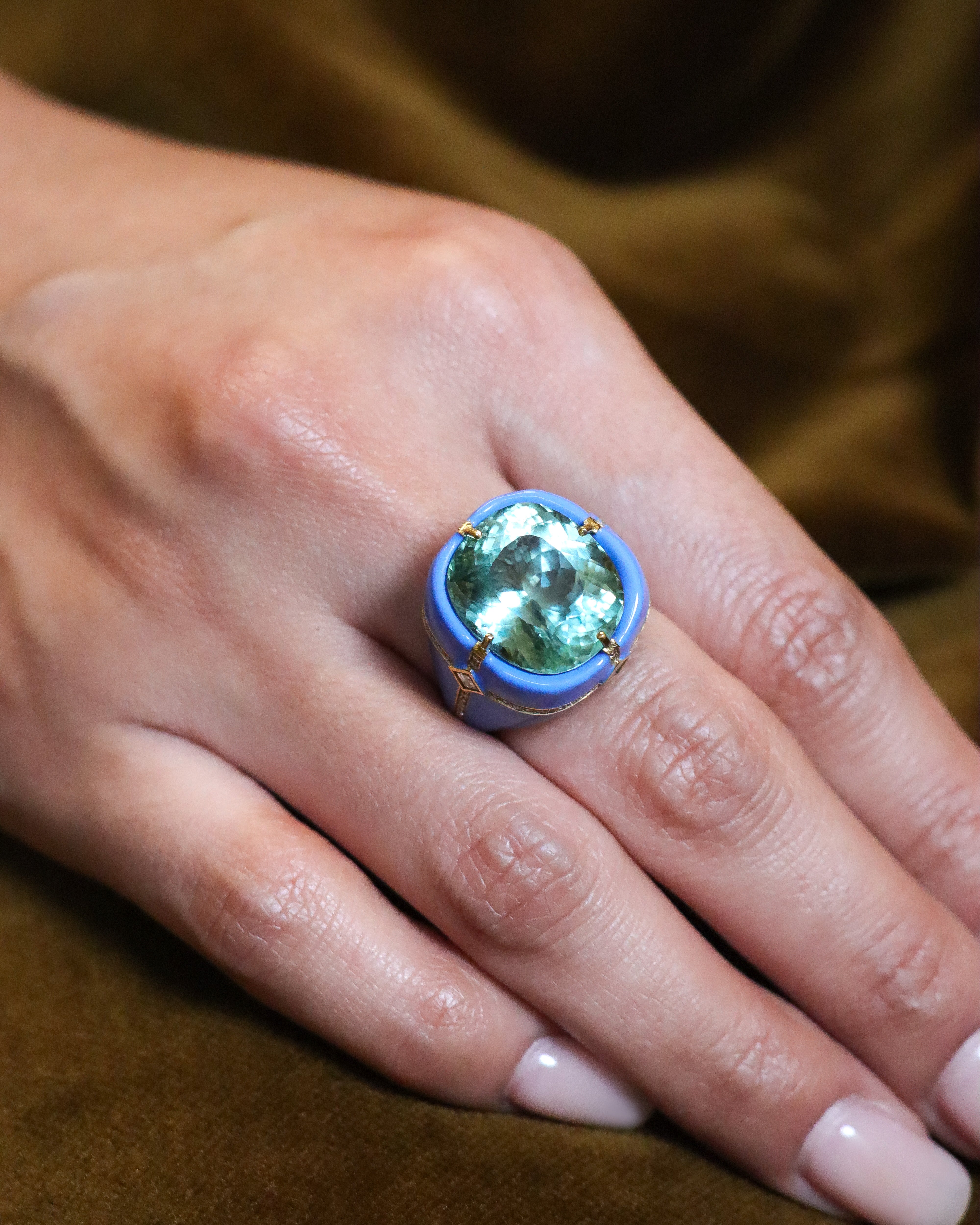 Anello in oro giallo 18 carati smaltato con una tormalina centrale qualità Blue Lagoon e intersezioni di diamanti.