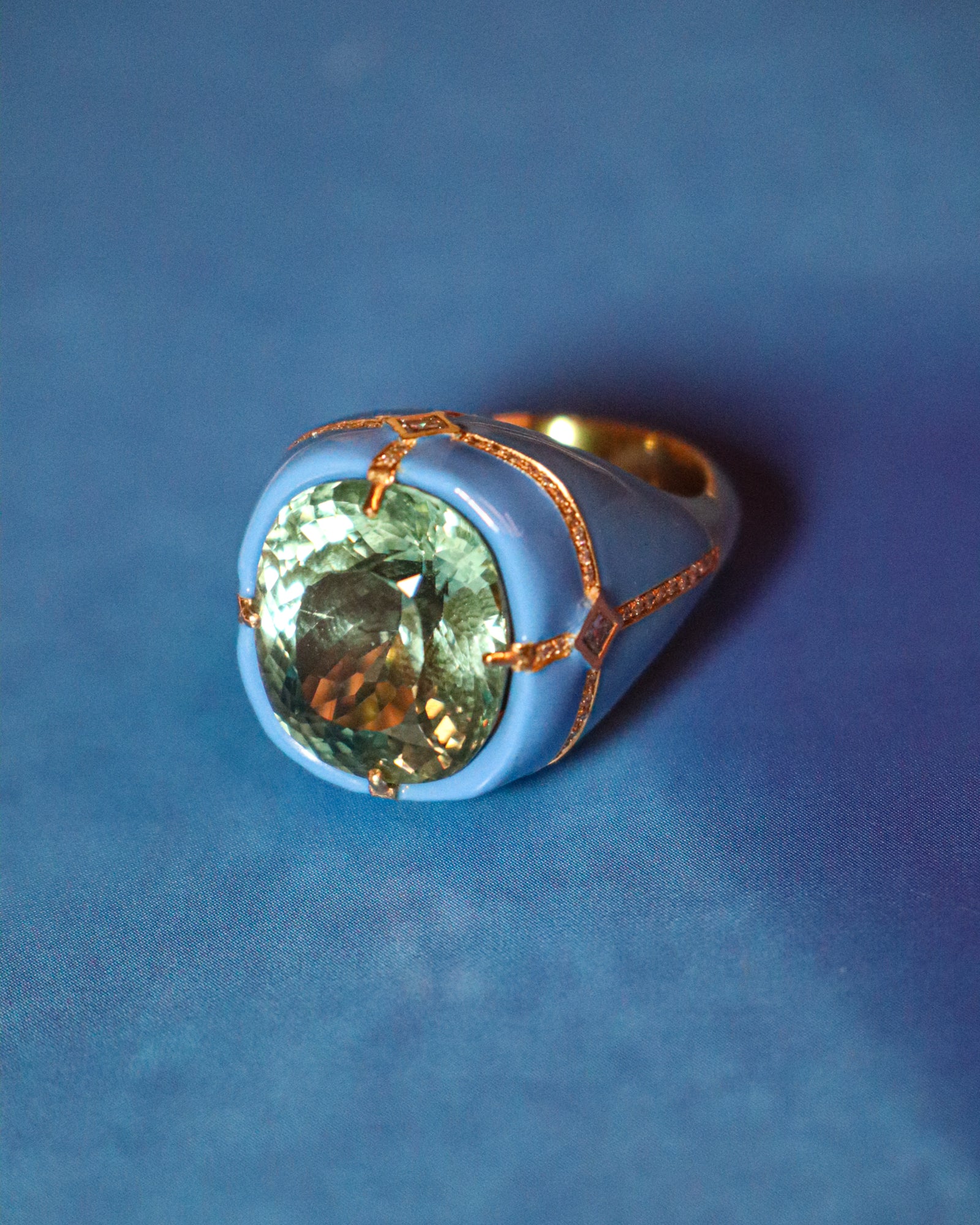 Anello in oro giallo 18 carati smaltato con una tormalina centrale qualità Blue Lagoon e intersezioni di diamanti.