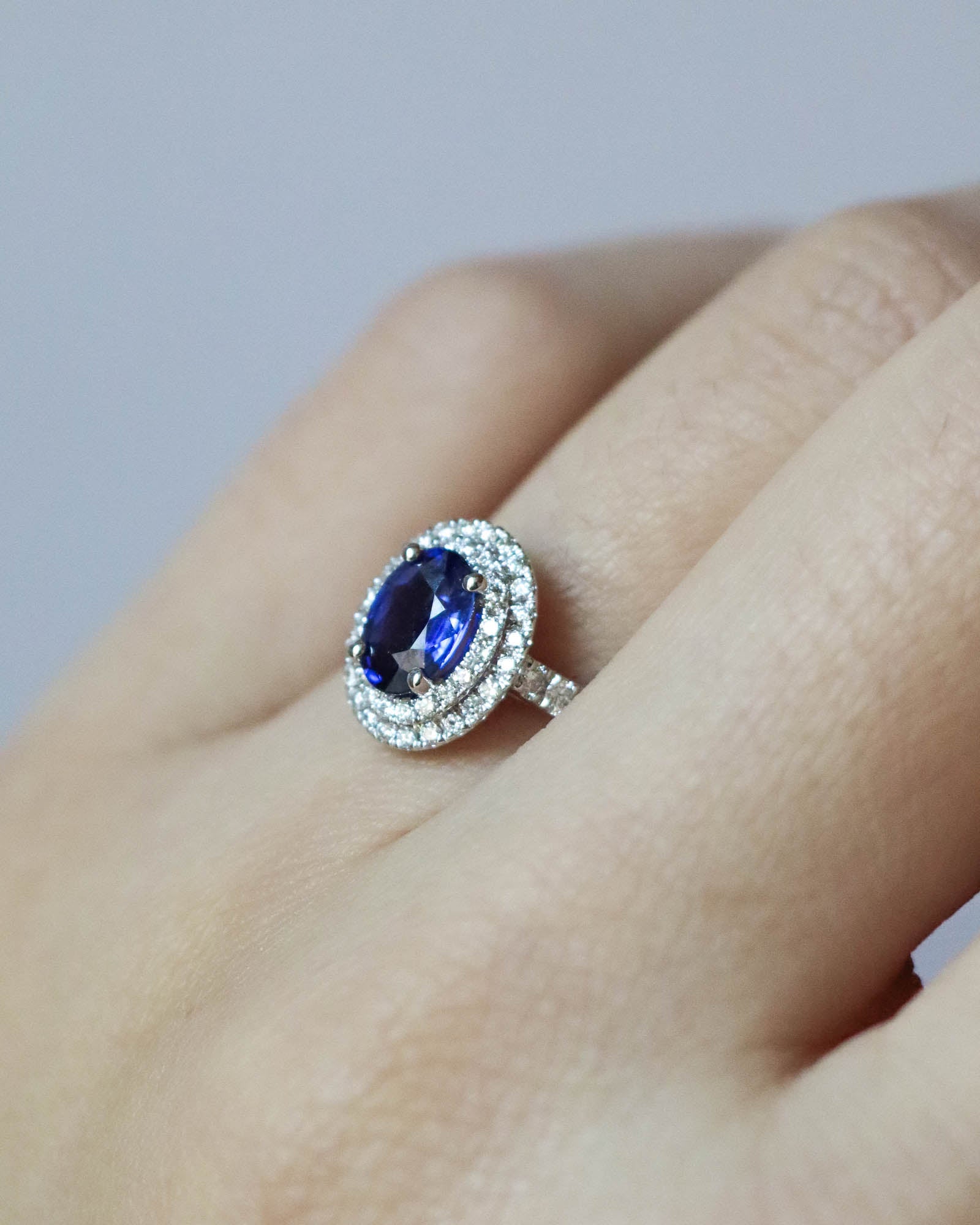 Anello zaffiro blu ovale con doppia corona di diamanti in oro bianco 18K firmato Merù Gioielli
