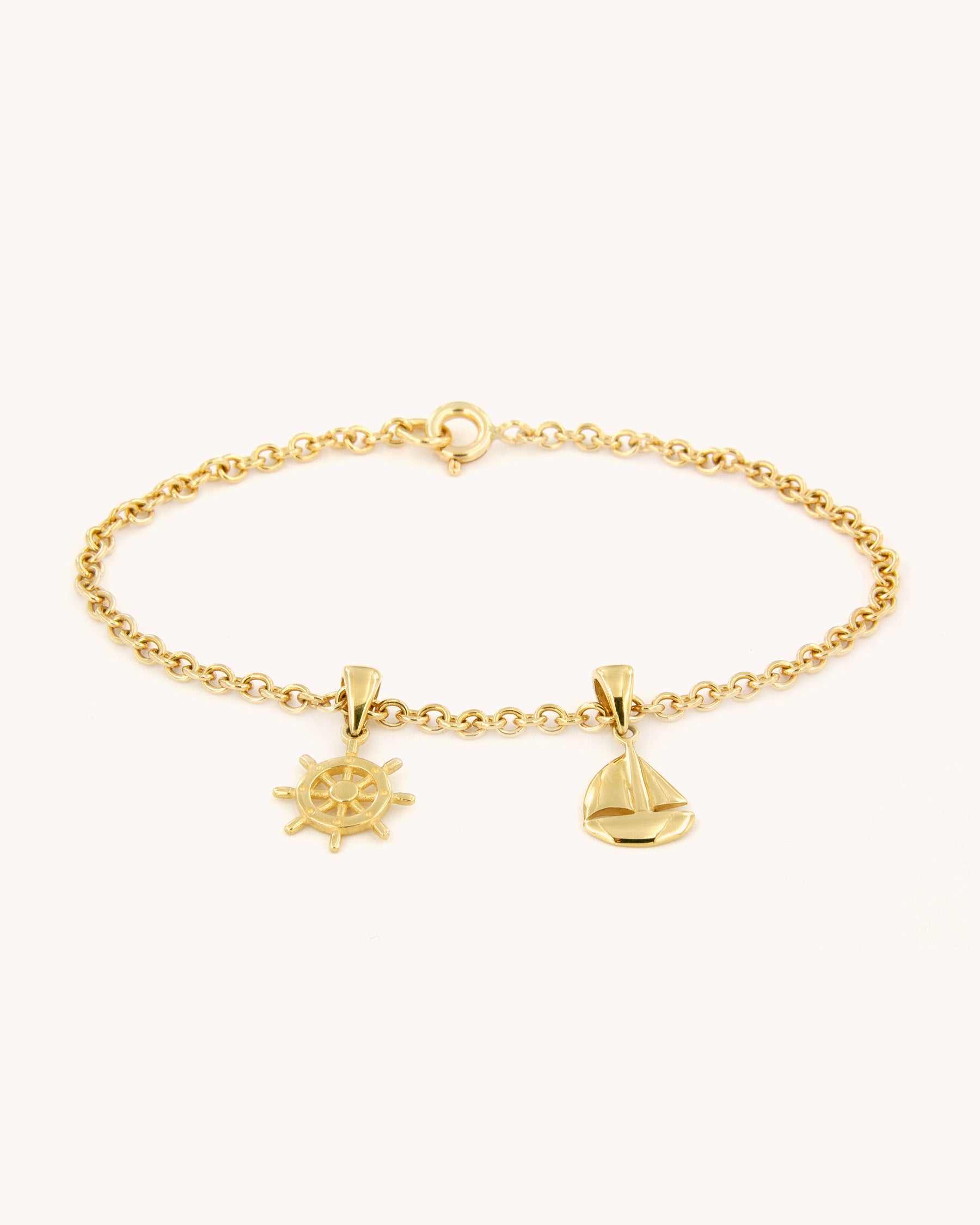 Bracciale Avventura Oceanica in oro giallo 18 carati con charm a forma di barca e timone
