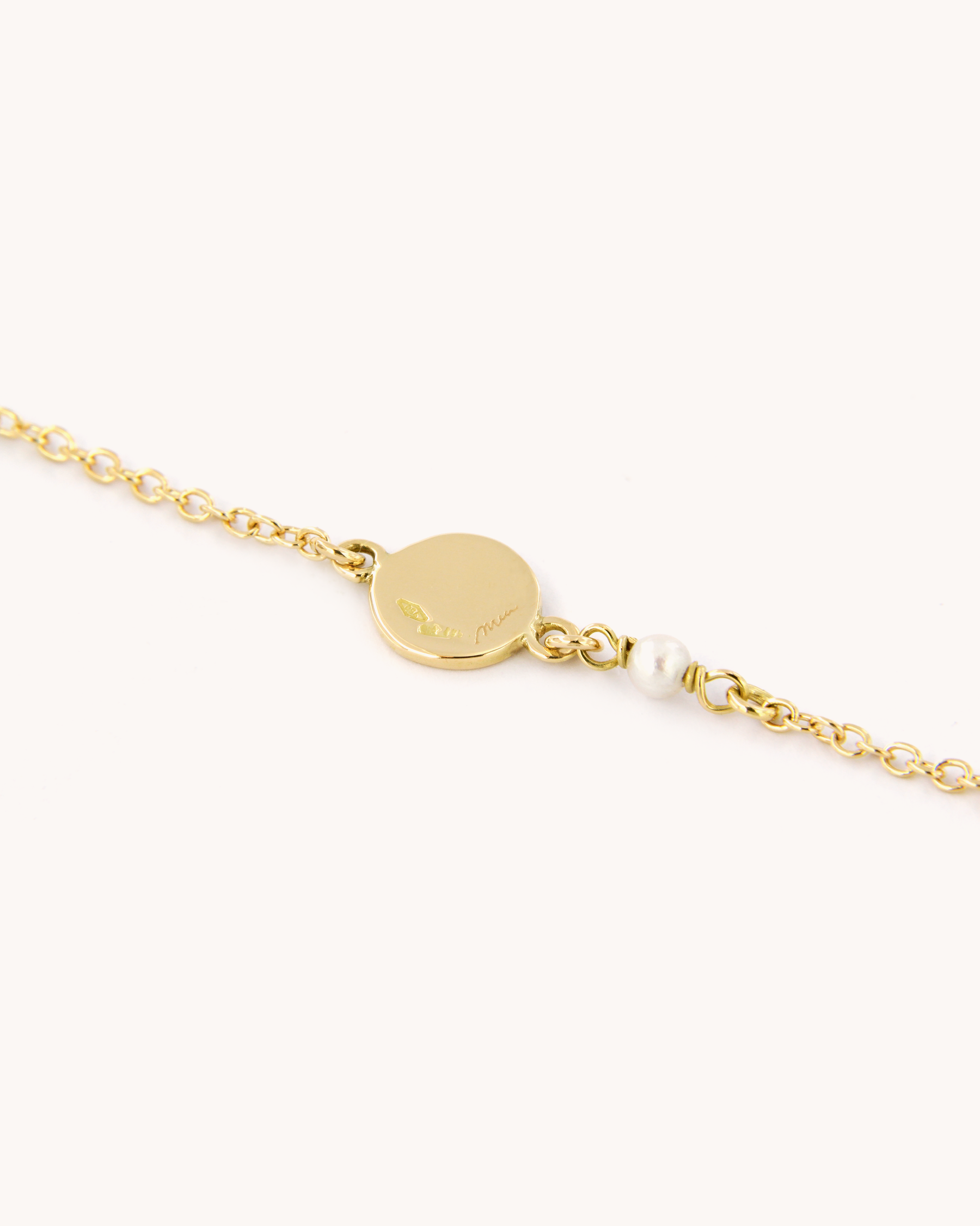 Bracciale in oro giallo 18 carati con Luna in Venere dipinta a mano in smalto a fuoco e una delicata perla