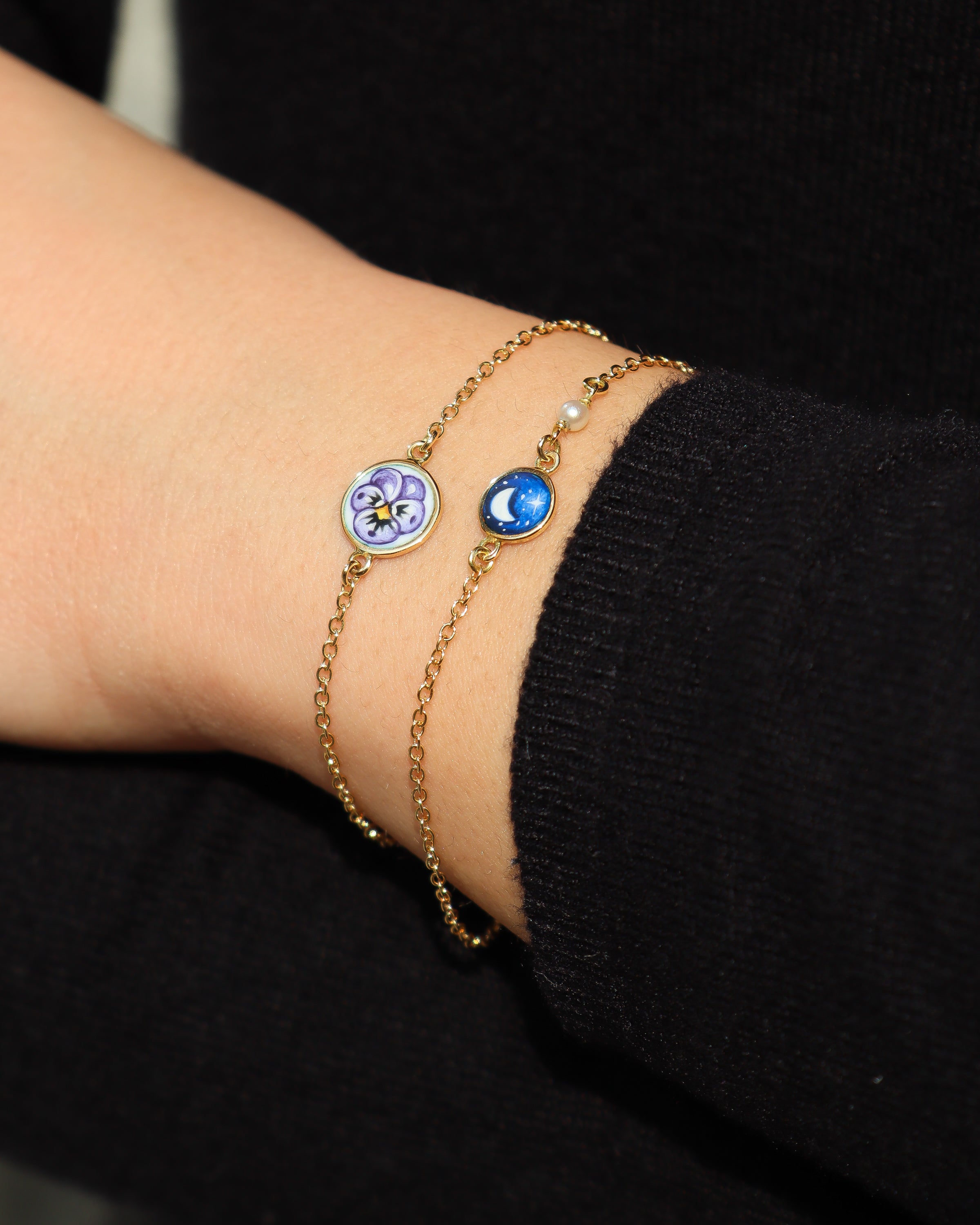 Bracciale in oro giallo 18 carati con Luna in Venere dipinta a mano in smalto a fuoco e una delicata perla