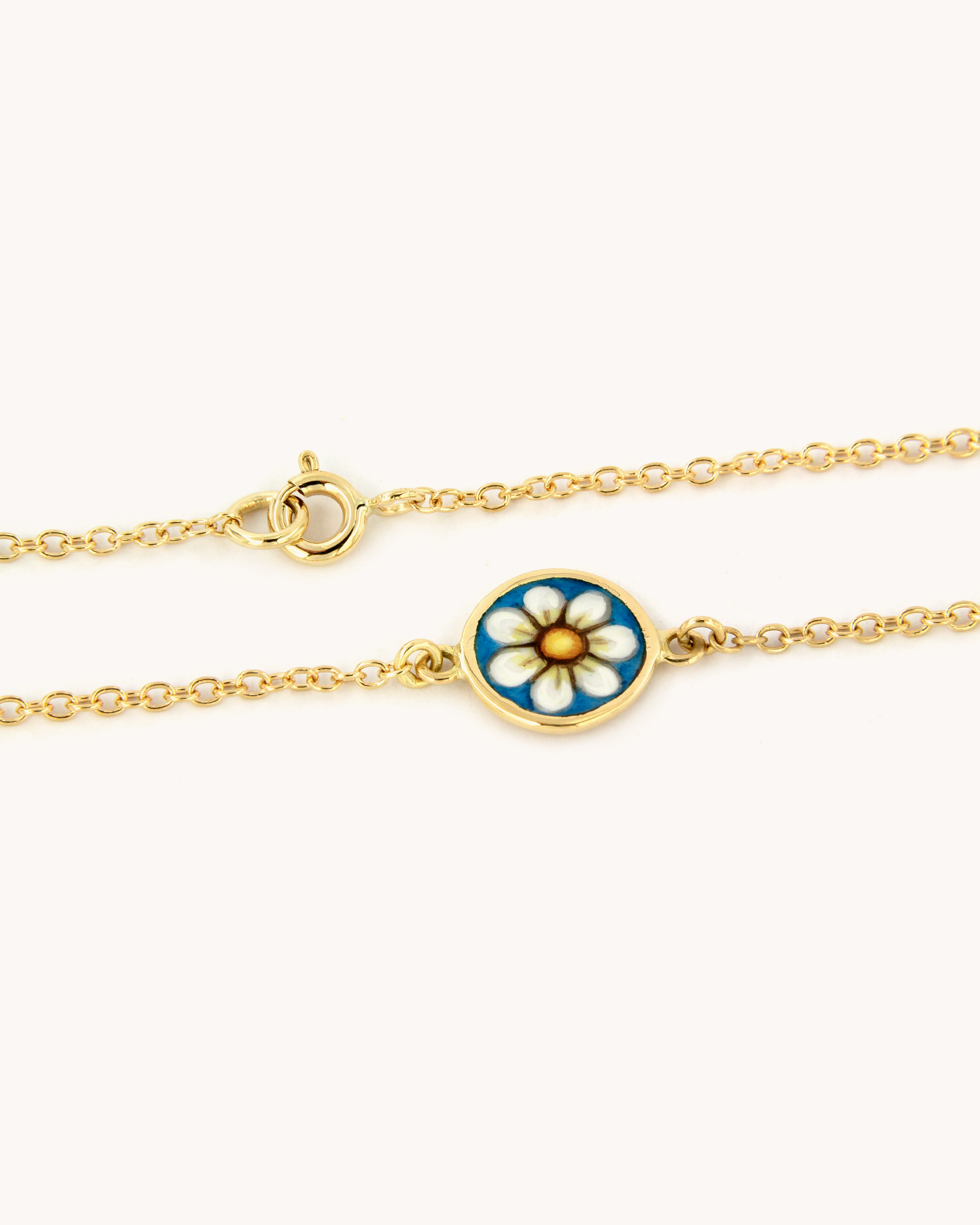 Bracciale Margherita in oro giallo 18K con margherita dipinta a mano in smalto a fuoco