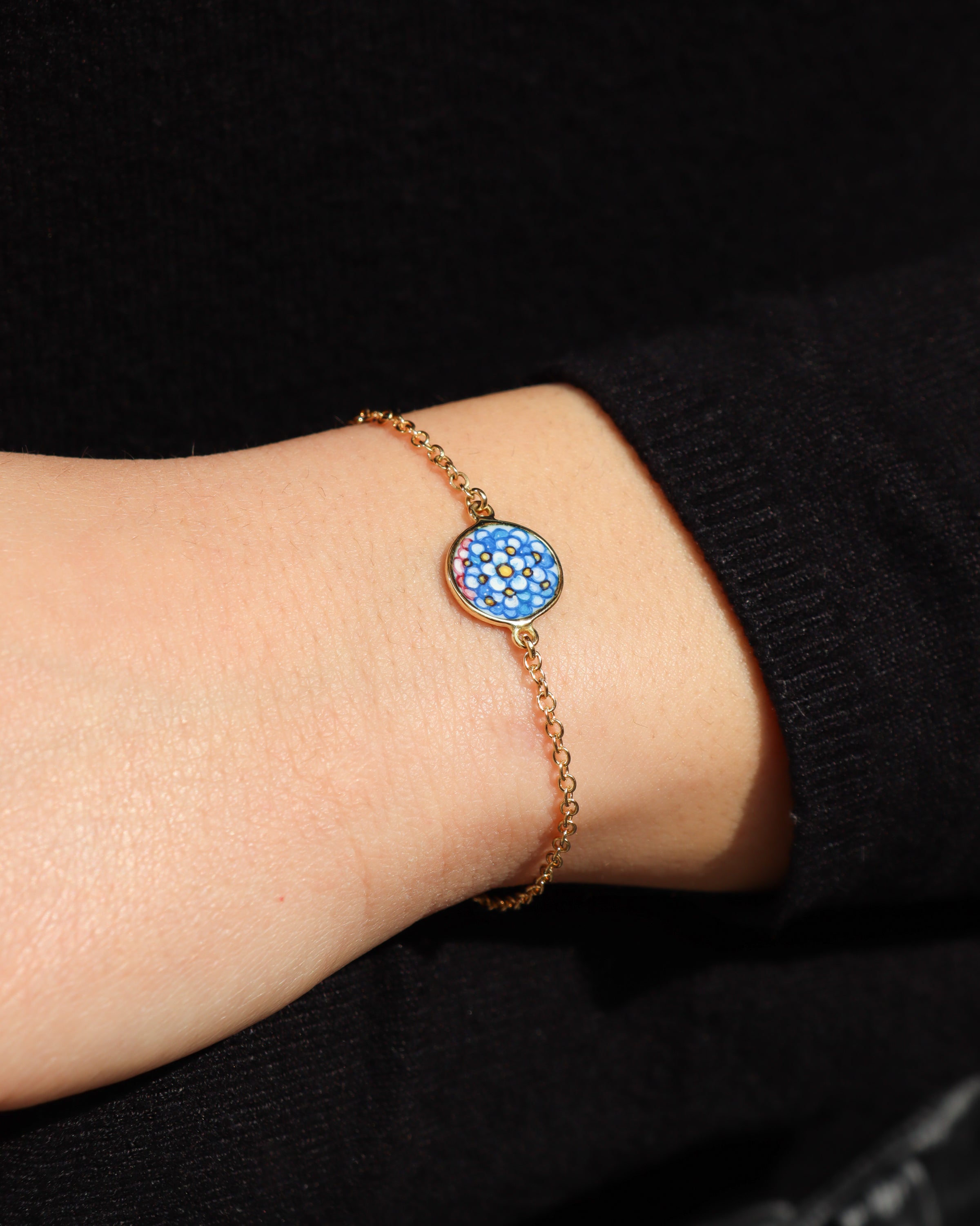 Bracciale in oro giallo 18 carati con fiore Non ti Scordar di Me dipinto a mano in smalto a fuoco