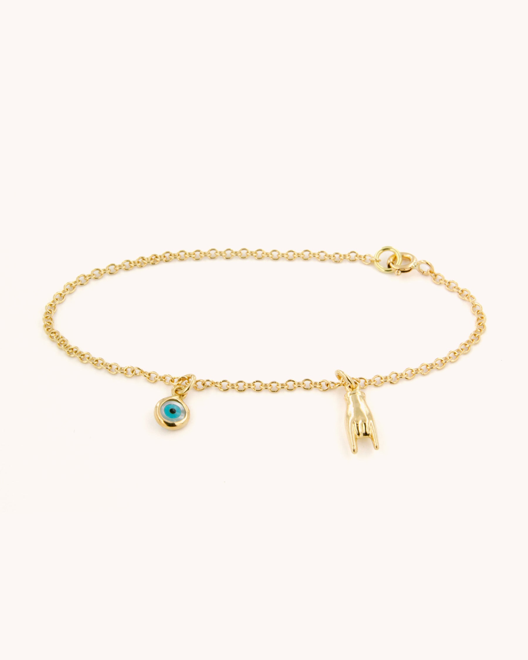 Dettaglio del Bracciale Talismano Ribelle in oro giallo 18 carati con charm a forma di occhio portafortuna.
