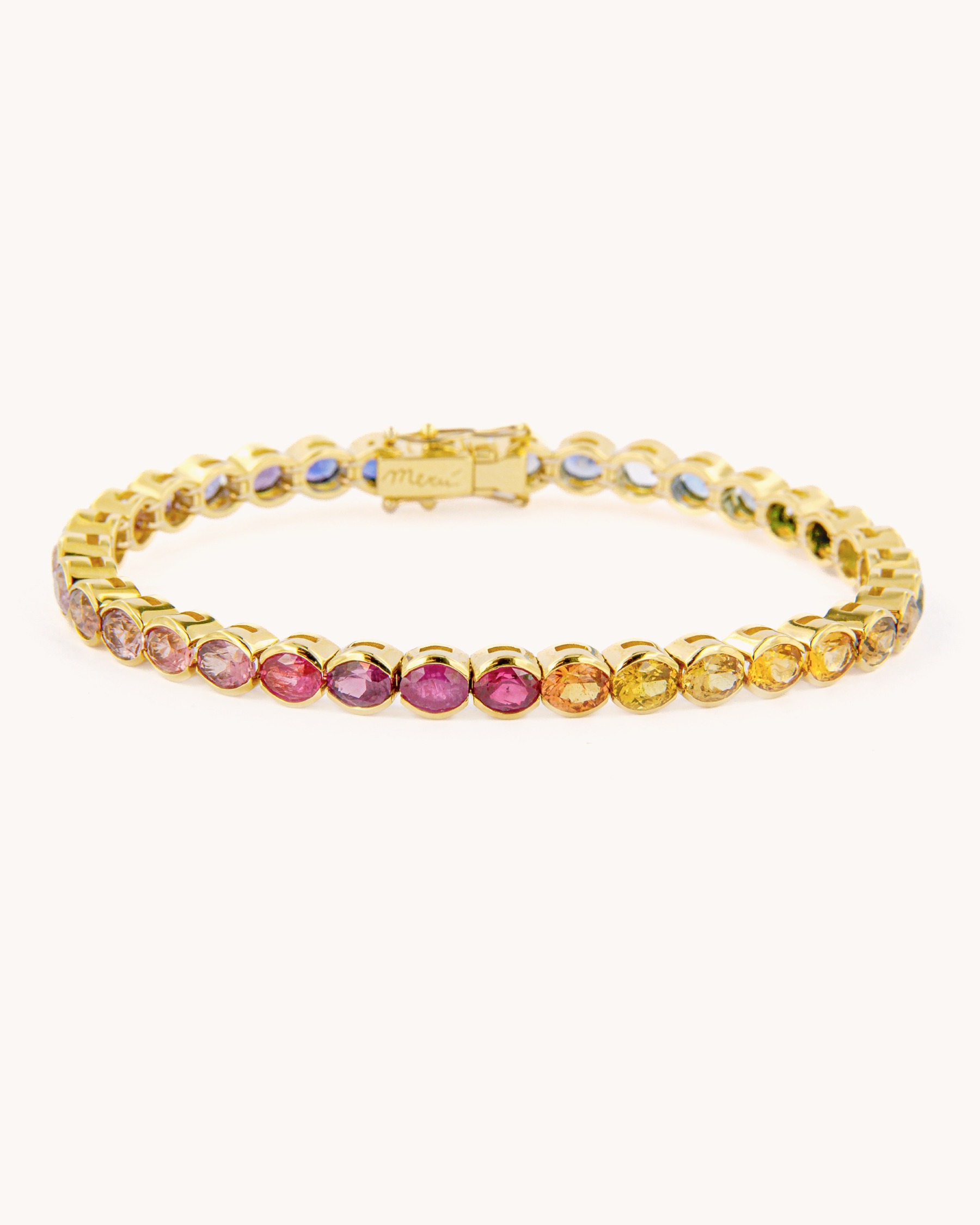 Bracciale tennis in oro giallo 18 carati, impreziosito da zaffiri naturali multicolore dal taglio ovale.