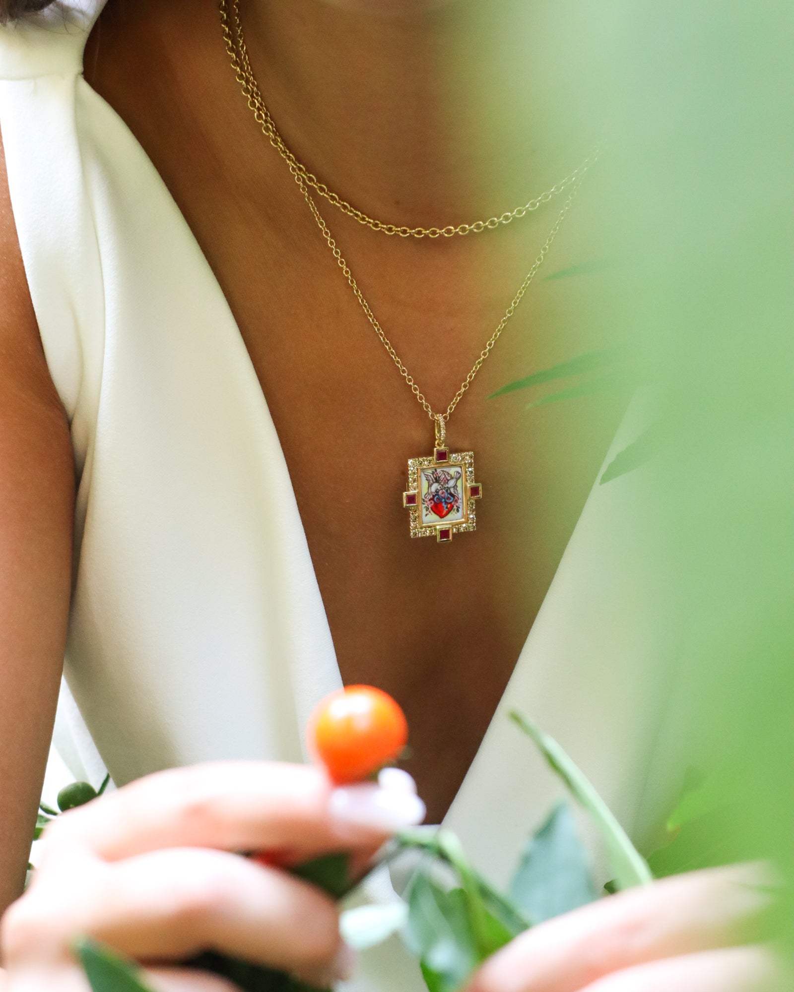 Ciondolo in oro giallo 18K con colombe e fiori su cuore in smalto a fuoco dipinto a mano, cornice con diamanti e rubini.