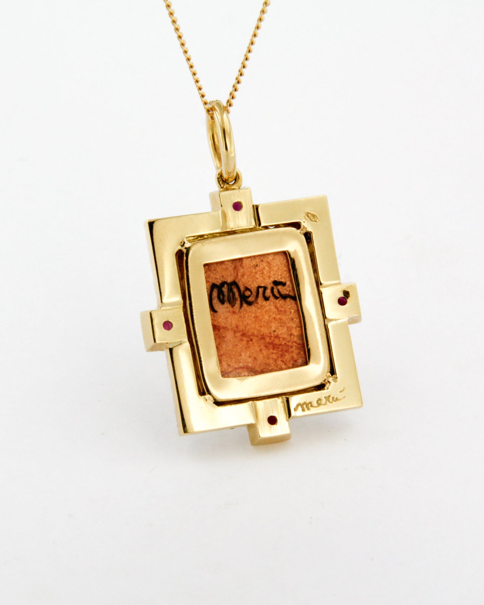 Ciondolo in oro giallo 18K con colombe e fiori su cuore in smalto a fuoco dipinto a mano, cornice con diamanti e rubini.