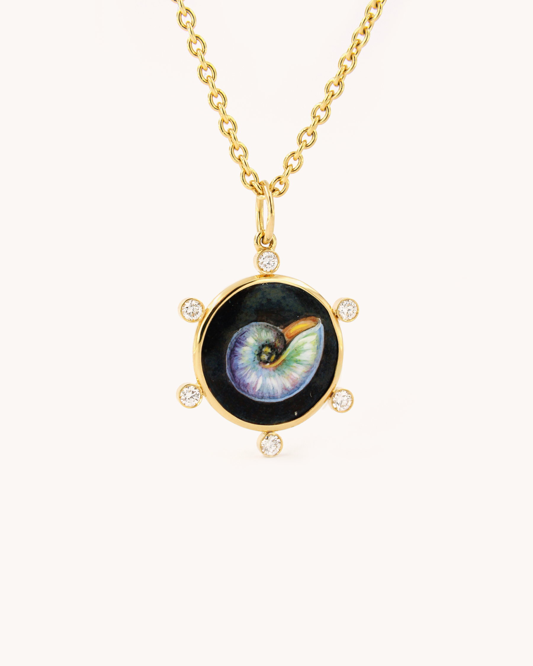 Ciondolo Conchiglia in oro giallo 18k con smalto a fuoco dipinto a mano e diamanti incastonati lungo il profilo